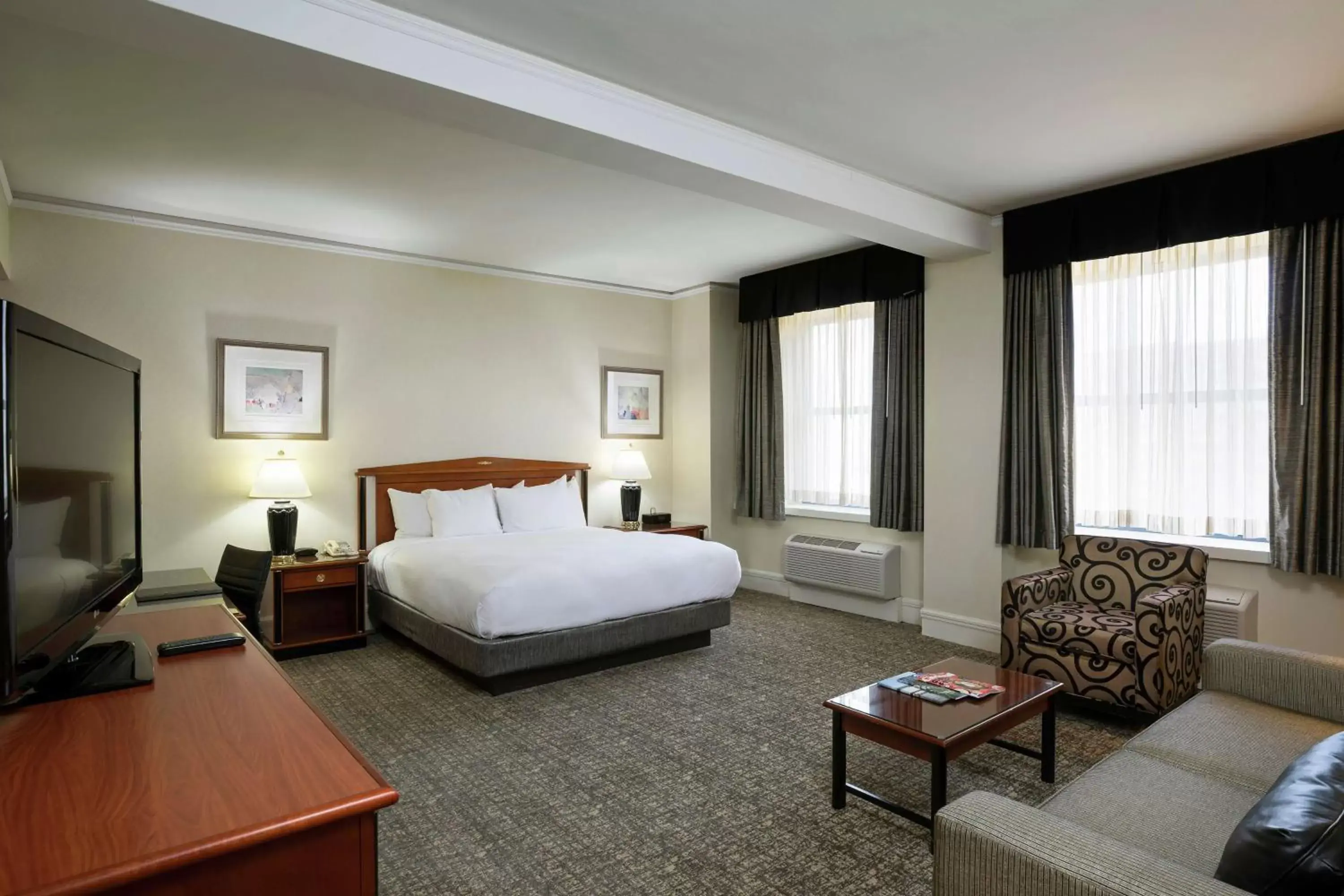 Bedroom in Hilton Cincinnati Netherland Plaza