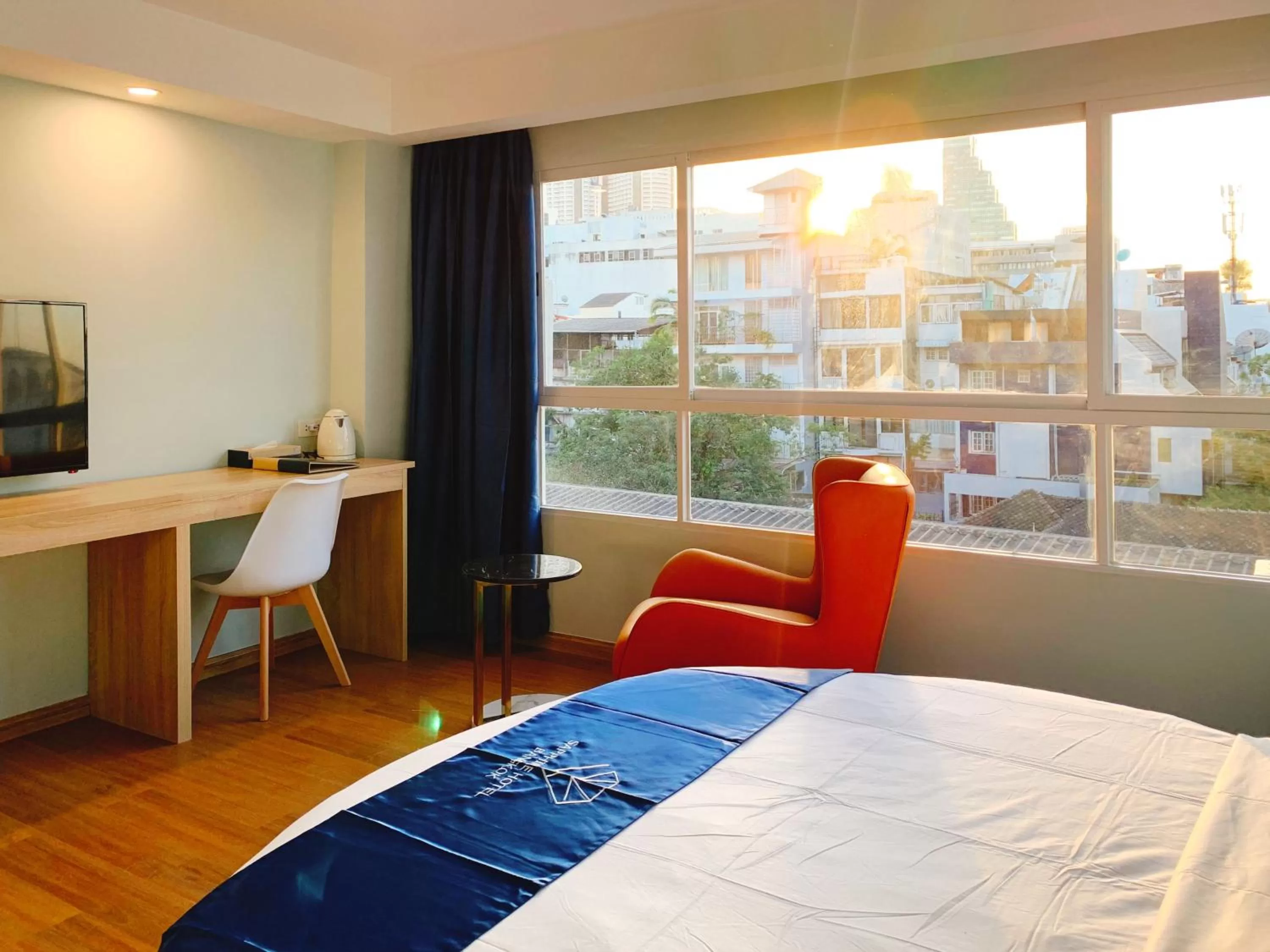 Photo of the whole room, Bed in Sapphire Hotel Silom Bangkok