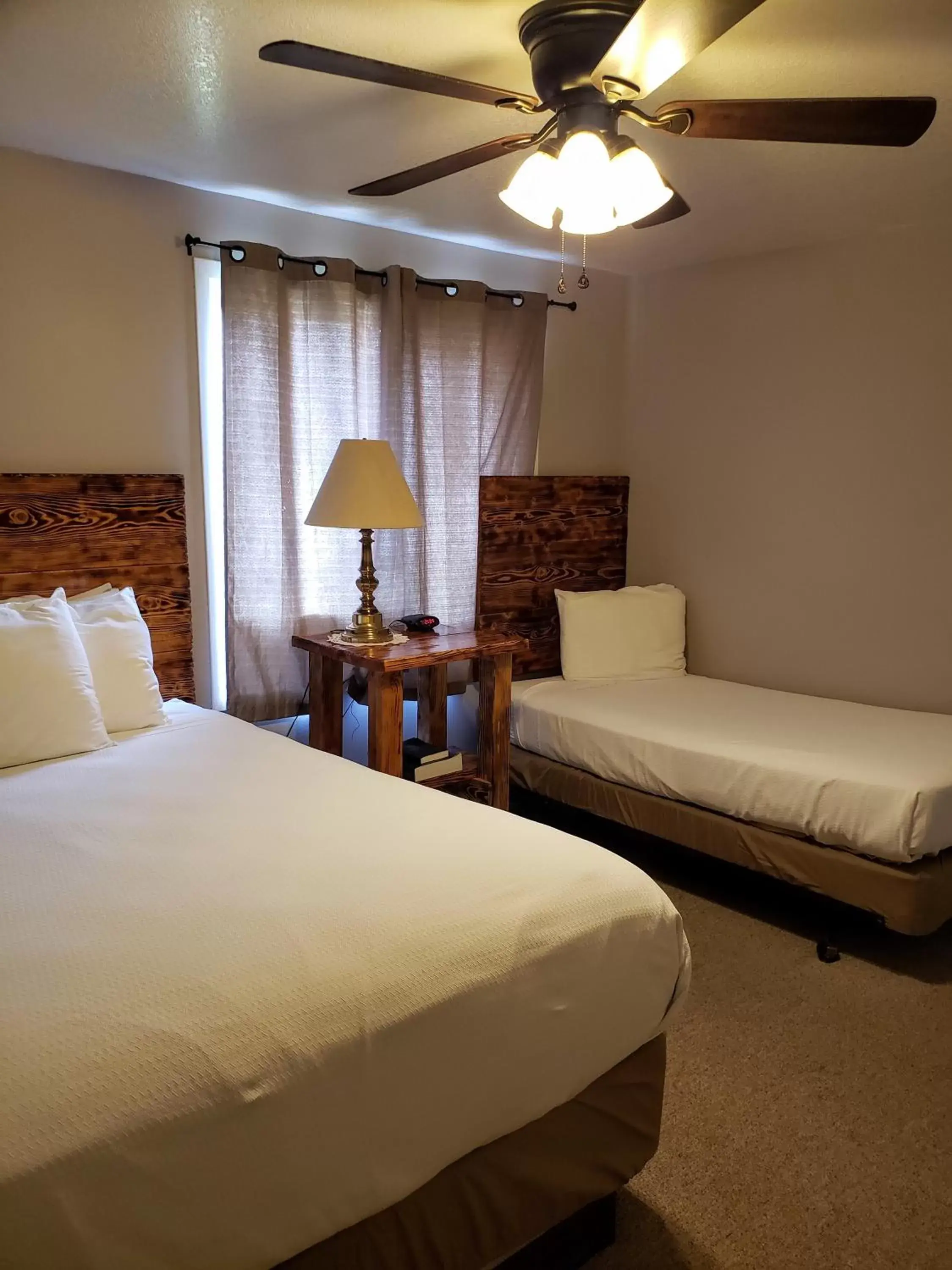 Bedroom, Bed in Flaming Gorge Resort