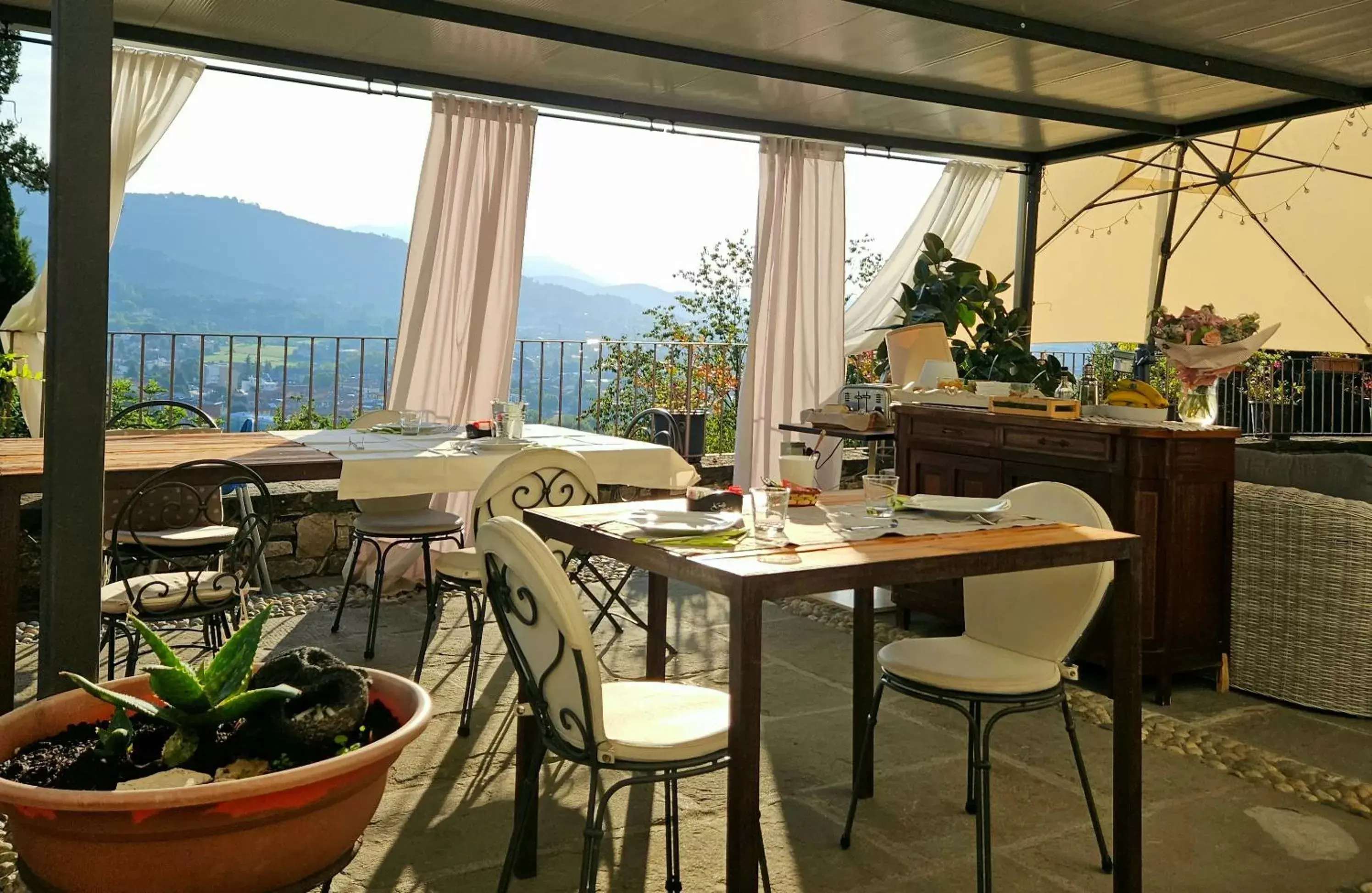 Garden view, Restaurant/Places to Eat in B&B Dimora Delle Donnole Bergamo Alta