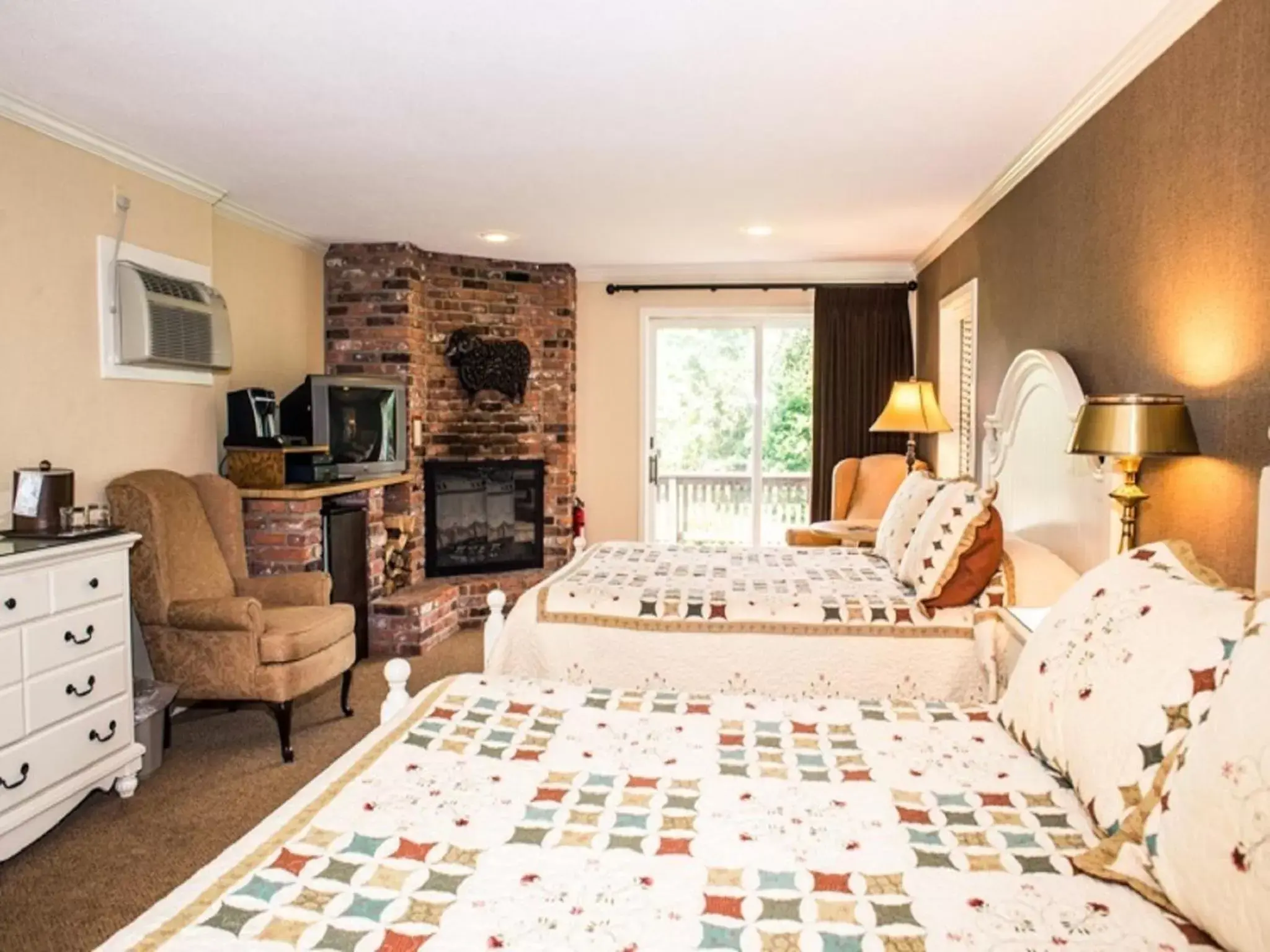 Photo of the whole room, Bed in Manchester View Photo of the whole room, Bed in Manchester View