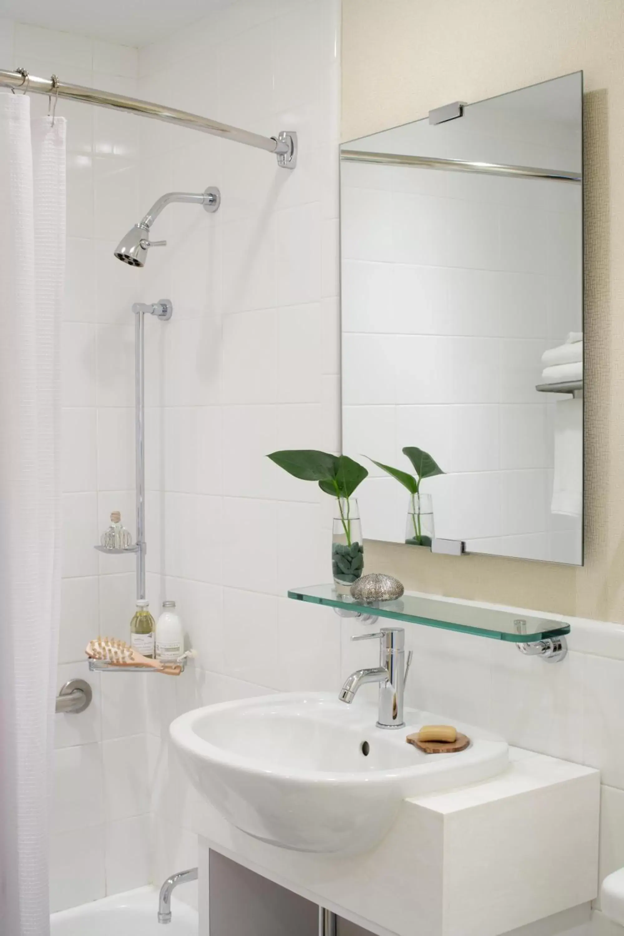 Shower, Bathroom in The Gardens Sonesta ES Suites New York