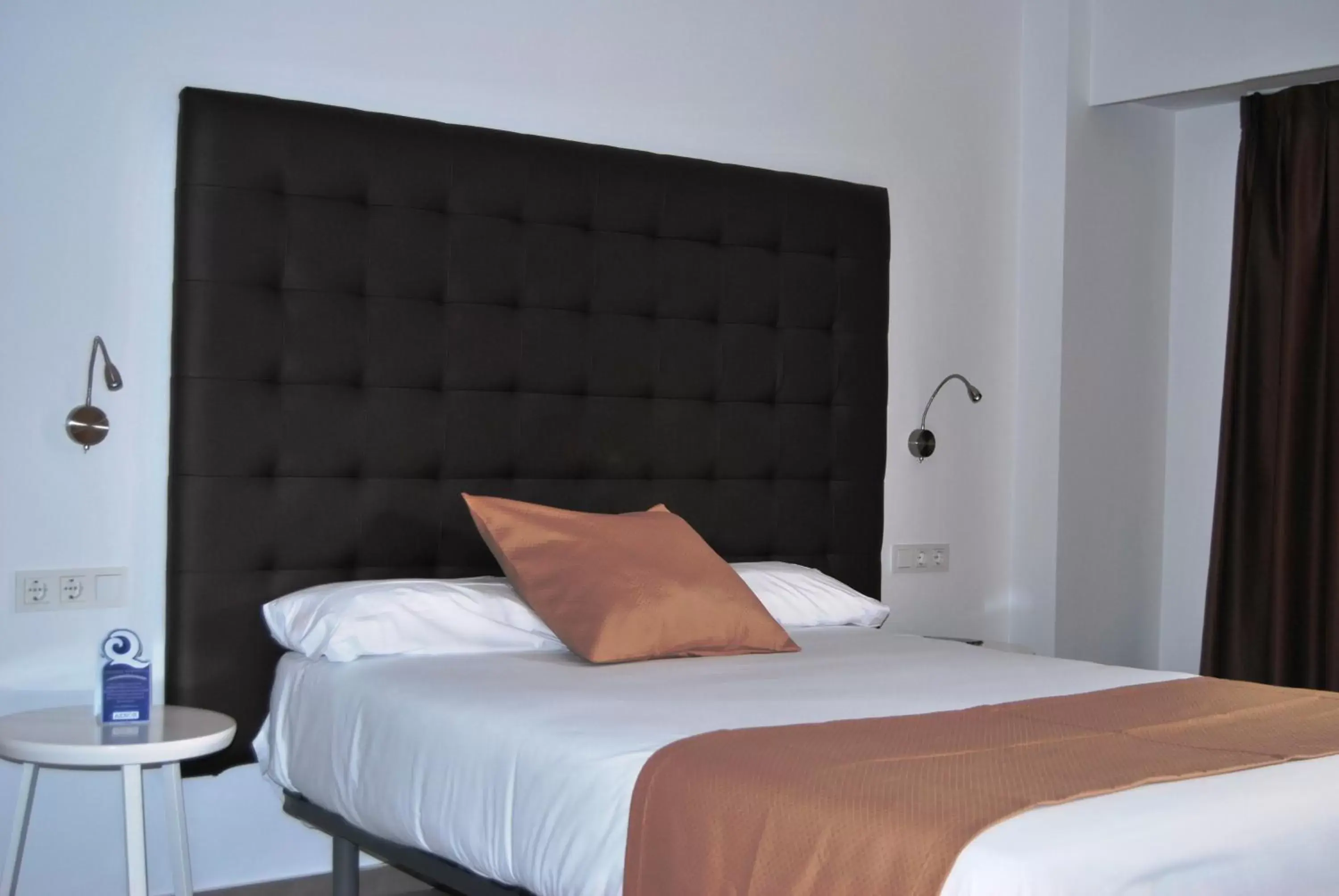 Bed in Estudiotel Alicante