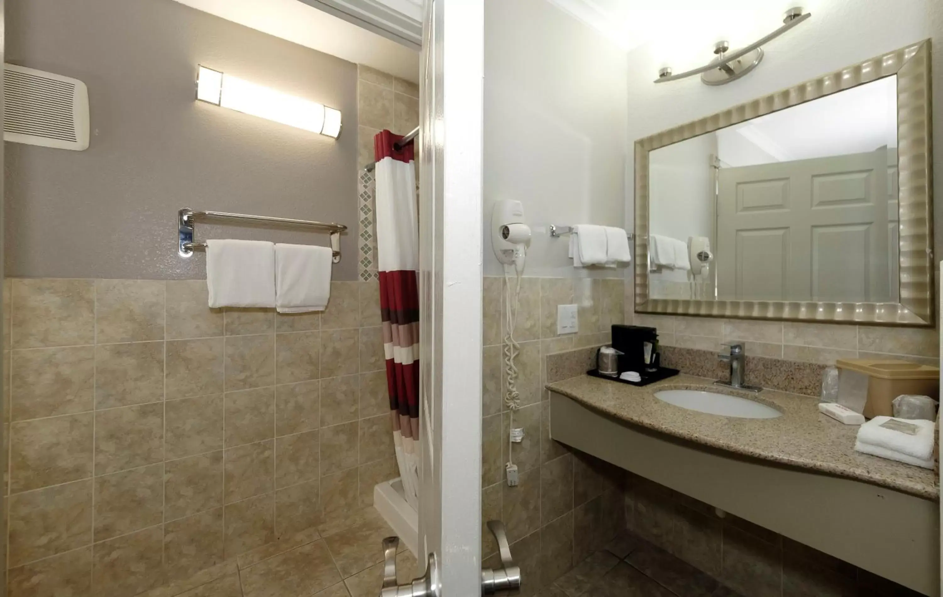 Bathroom in Red Roof Inn Arlington - Entertainment District