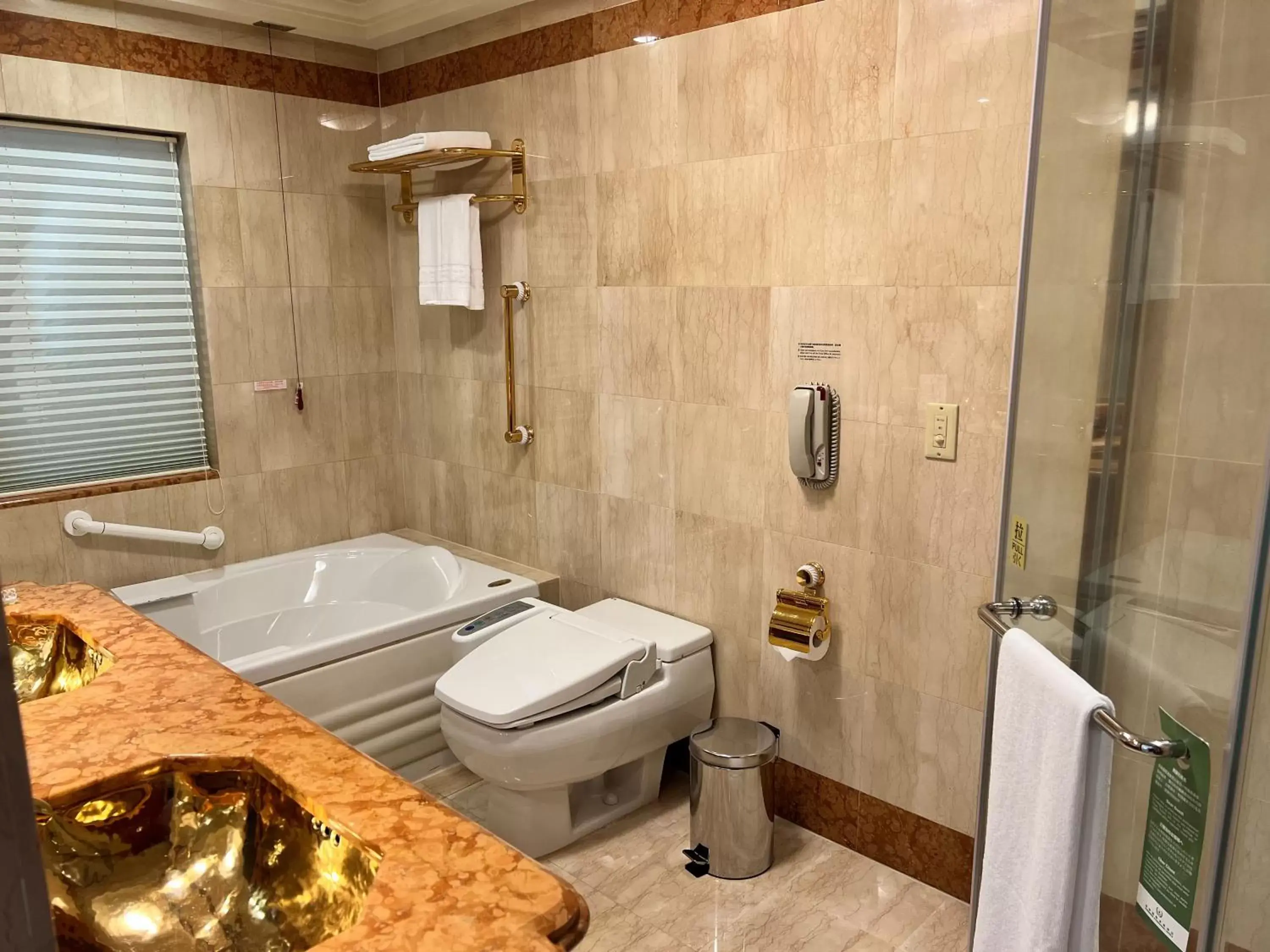 Bathroom in Evergreen Laurel Hotel Taipei