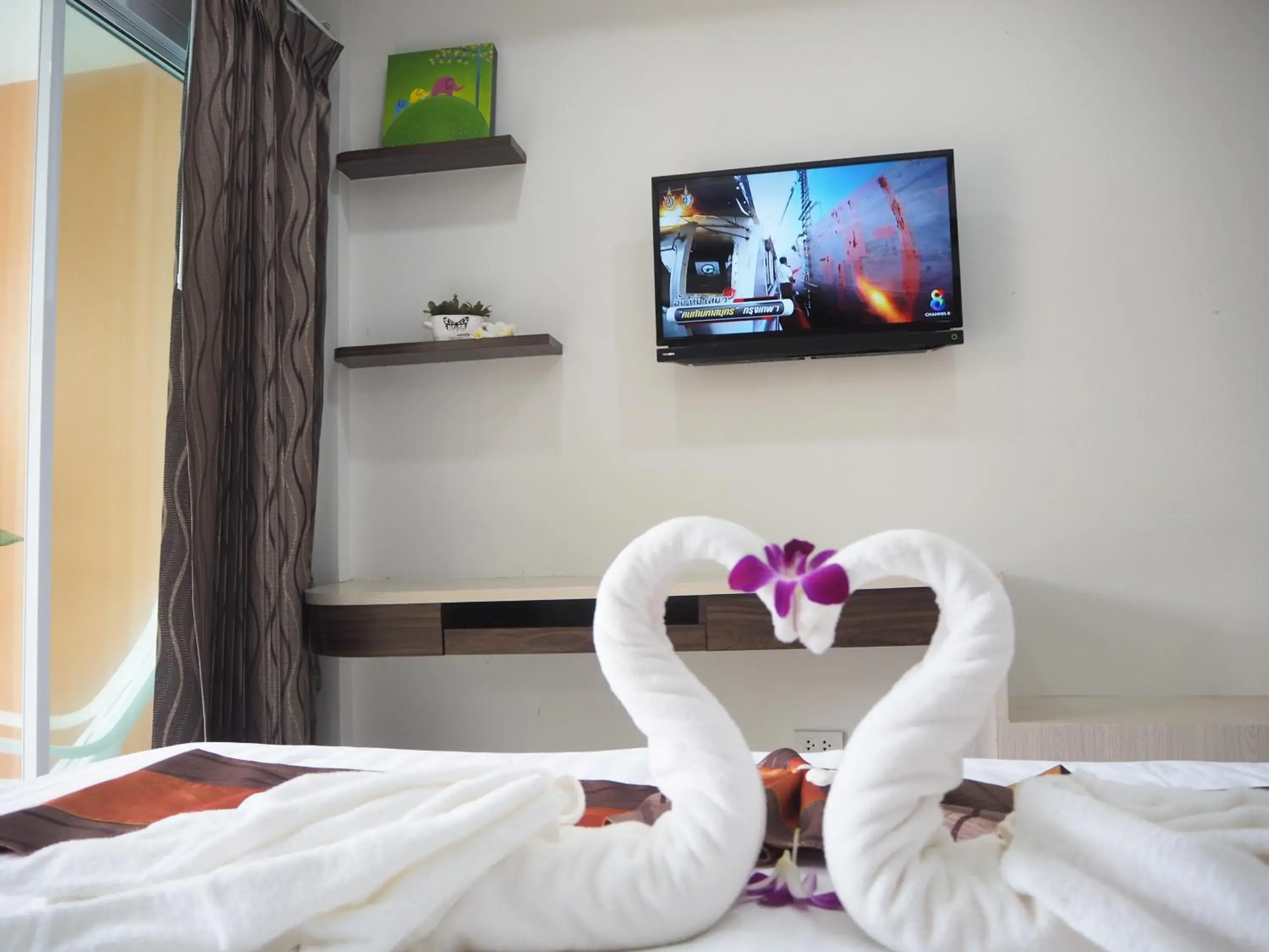 Bed, TV/Entertainment Center in Lanta Fevrier Resort