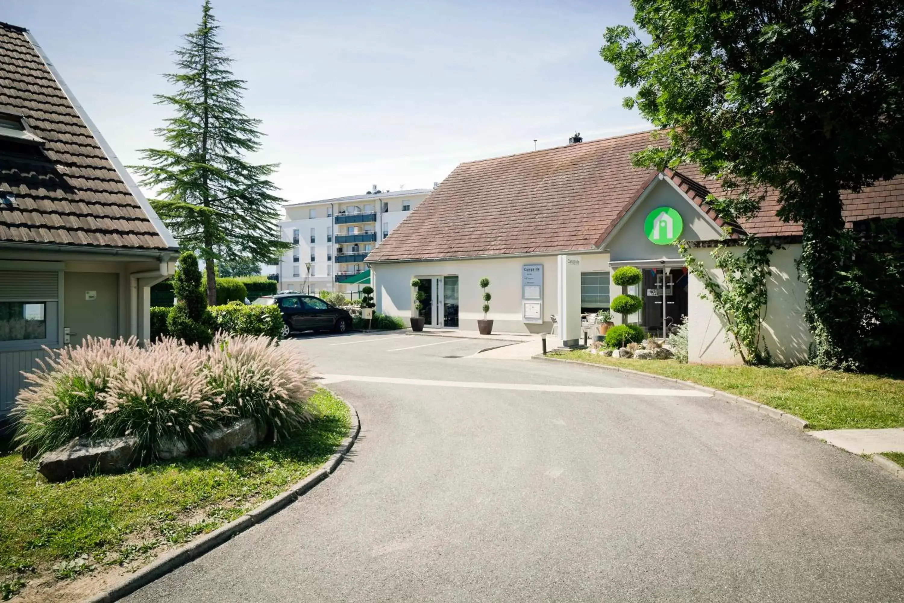 Facade/entrance, Property Building in Campanile Genève - Ferney-Voltaire