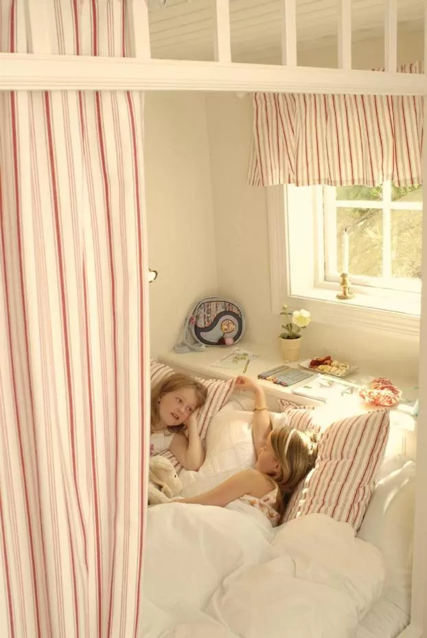 young children in Det Lille Hotel