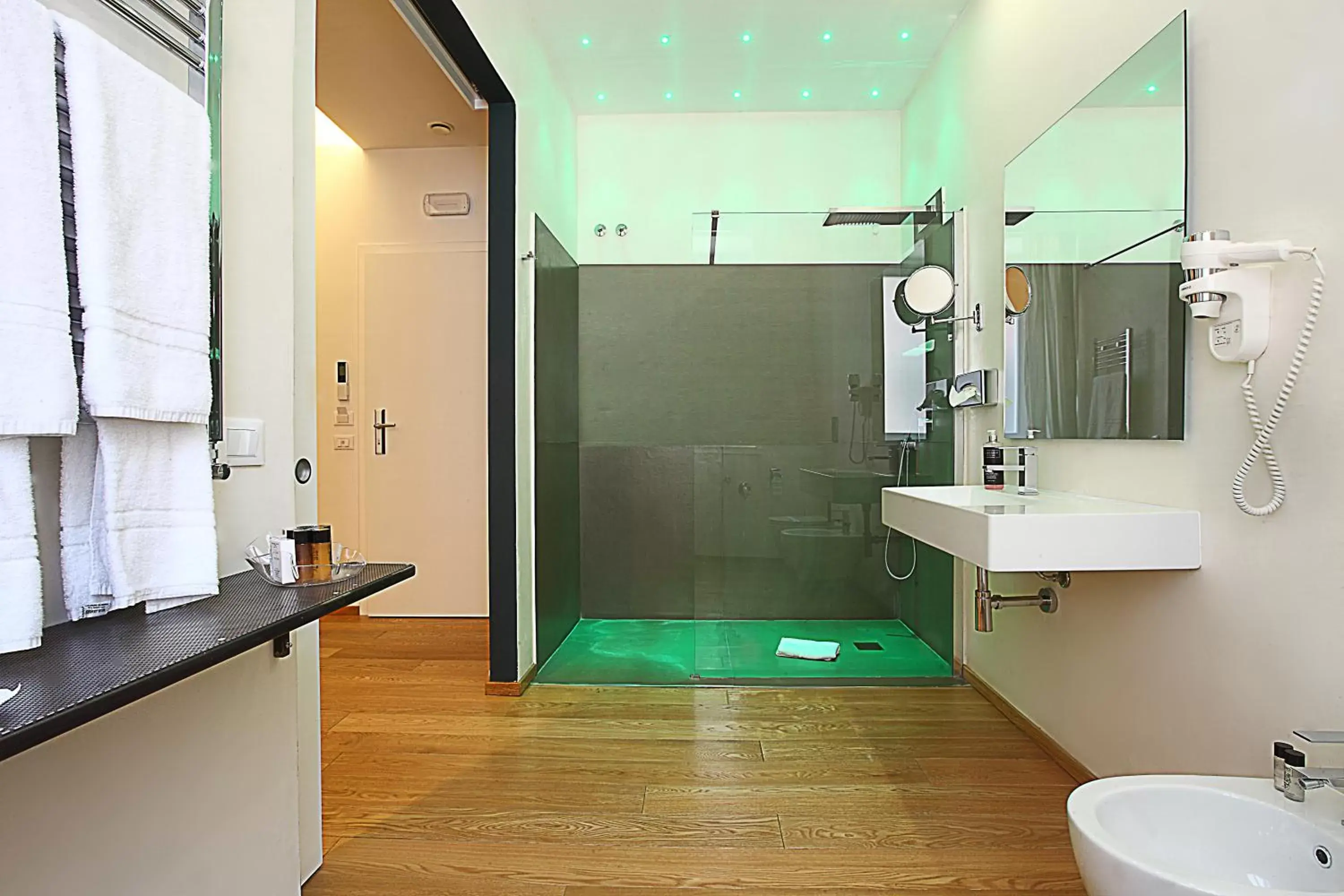 Shower, Bathroom in Quintocanto Hotel & Spa