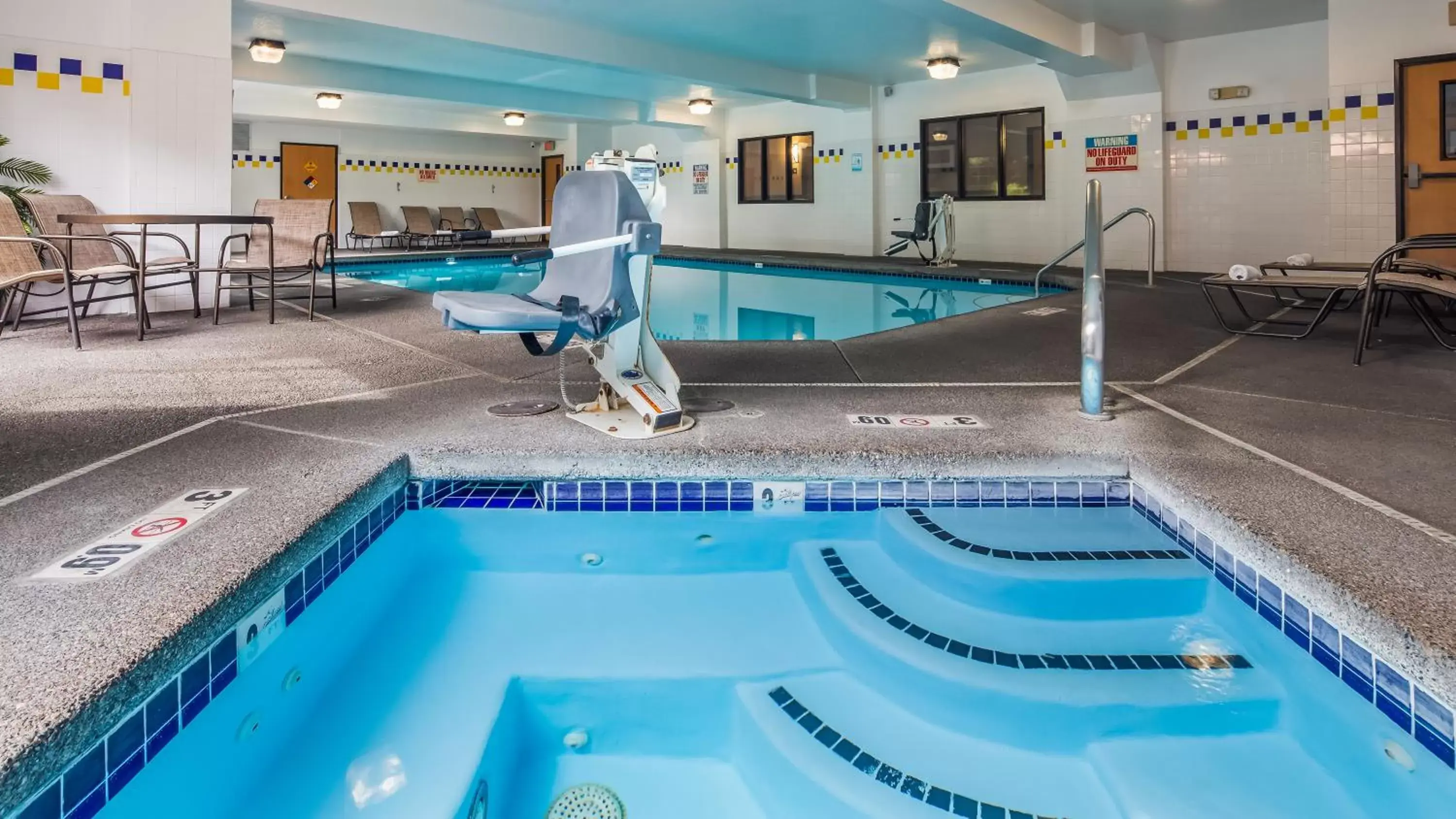 Hot Tub, Swimming Pool in Best Western PLUS Vancouver Mall Drive