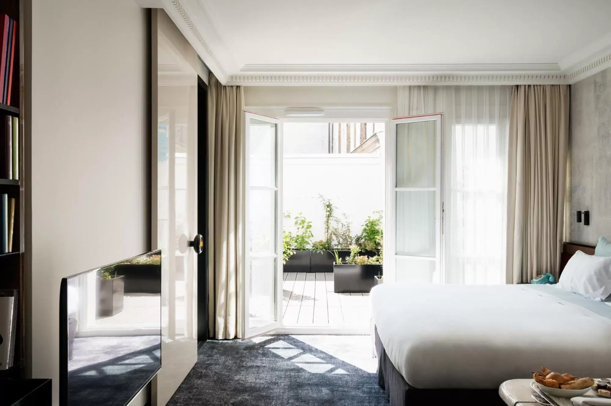 Day, Bed in Hotel Les Bains Paris