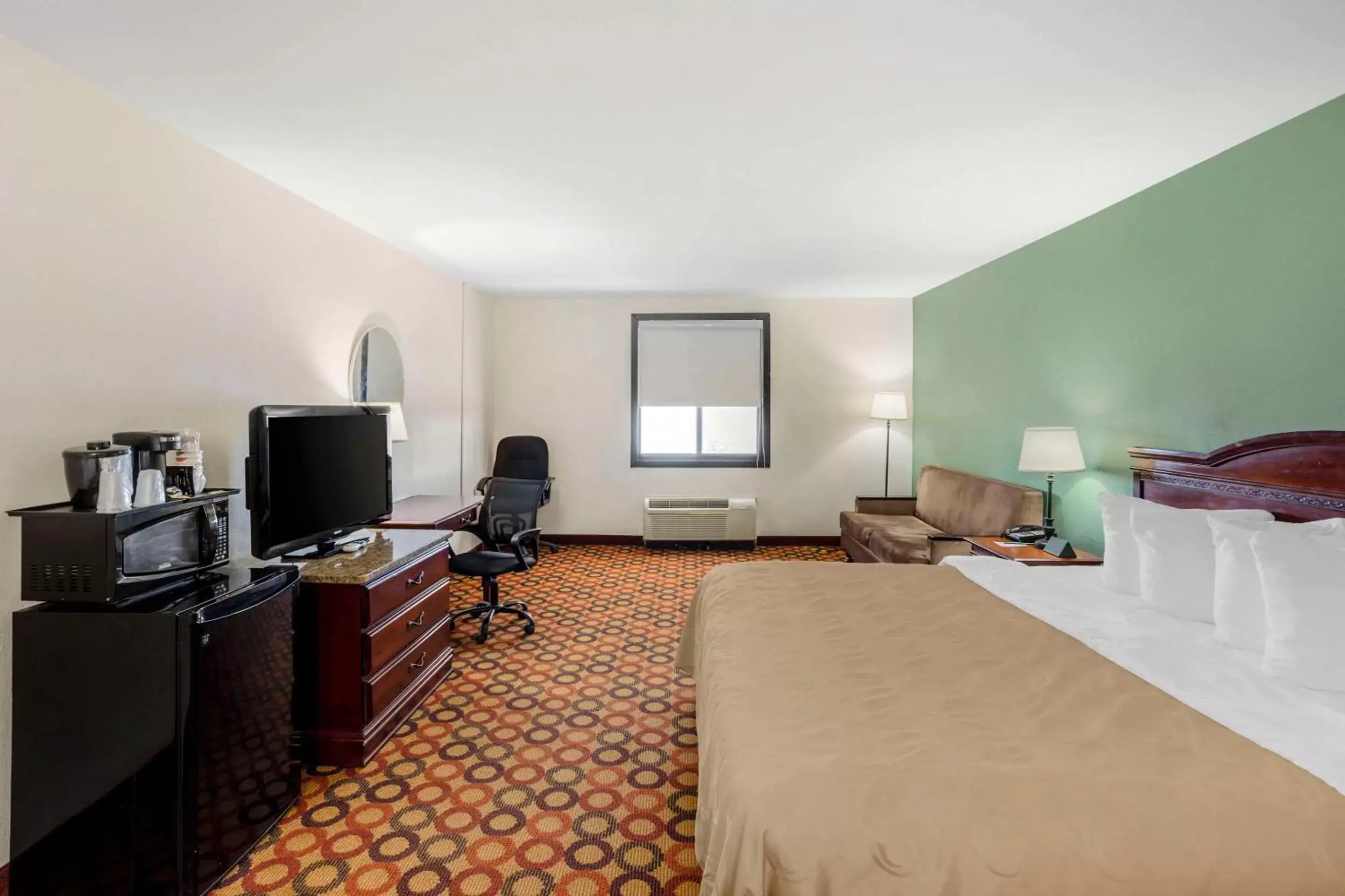 Bedroom, TV/Entertainment Center in Quality Inn Riverview Enola-Harrisburg