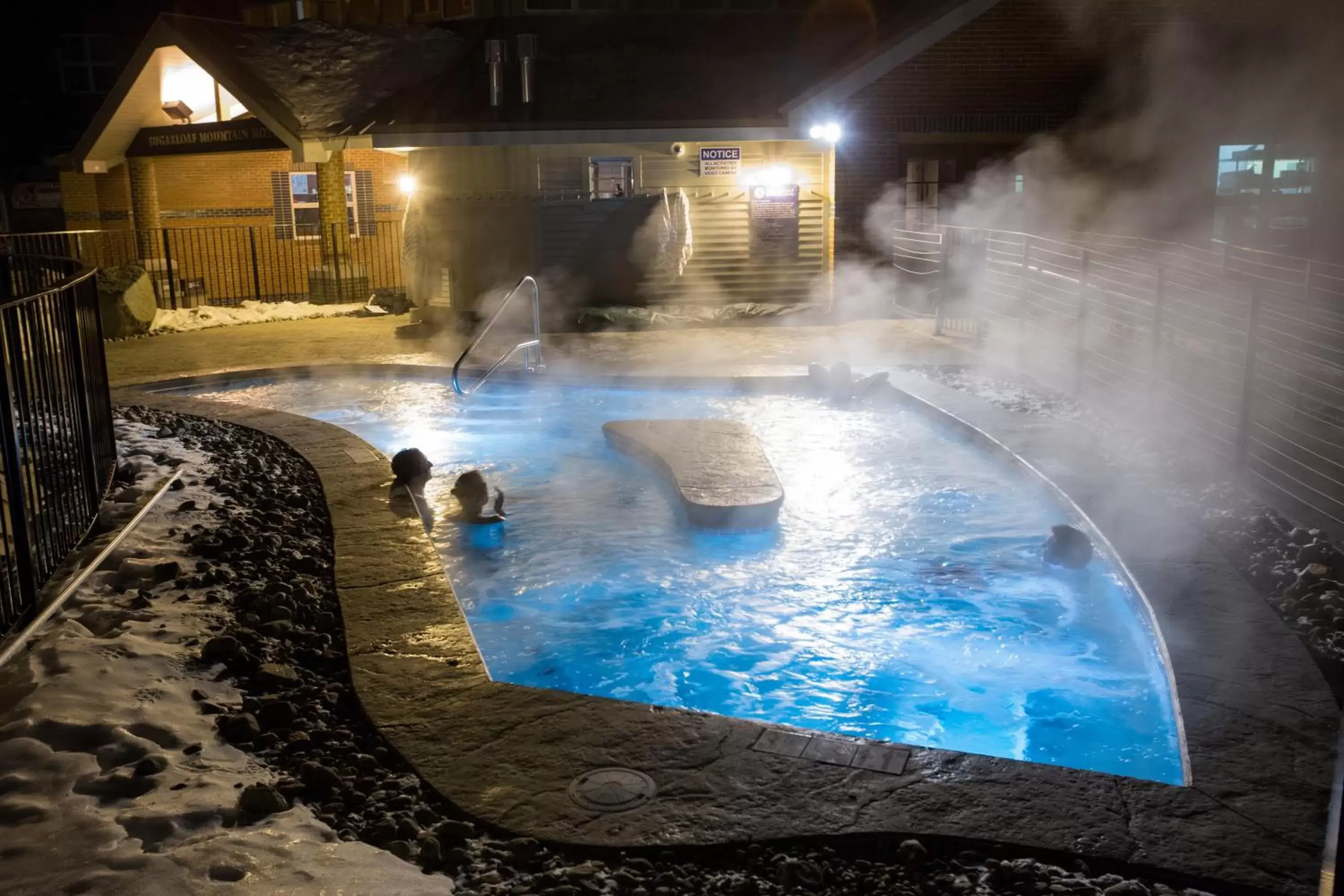 Hot Tub, Swimming Pool in Sugarloaf Mountain Hotel