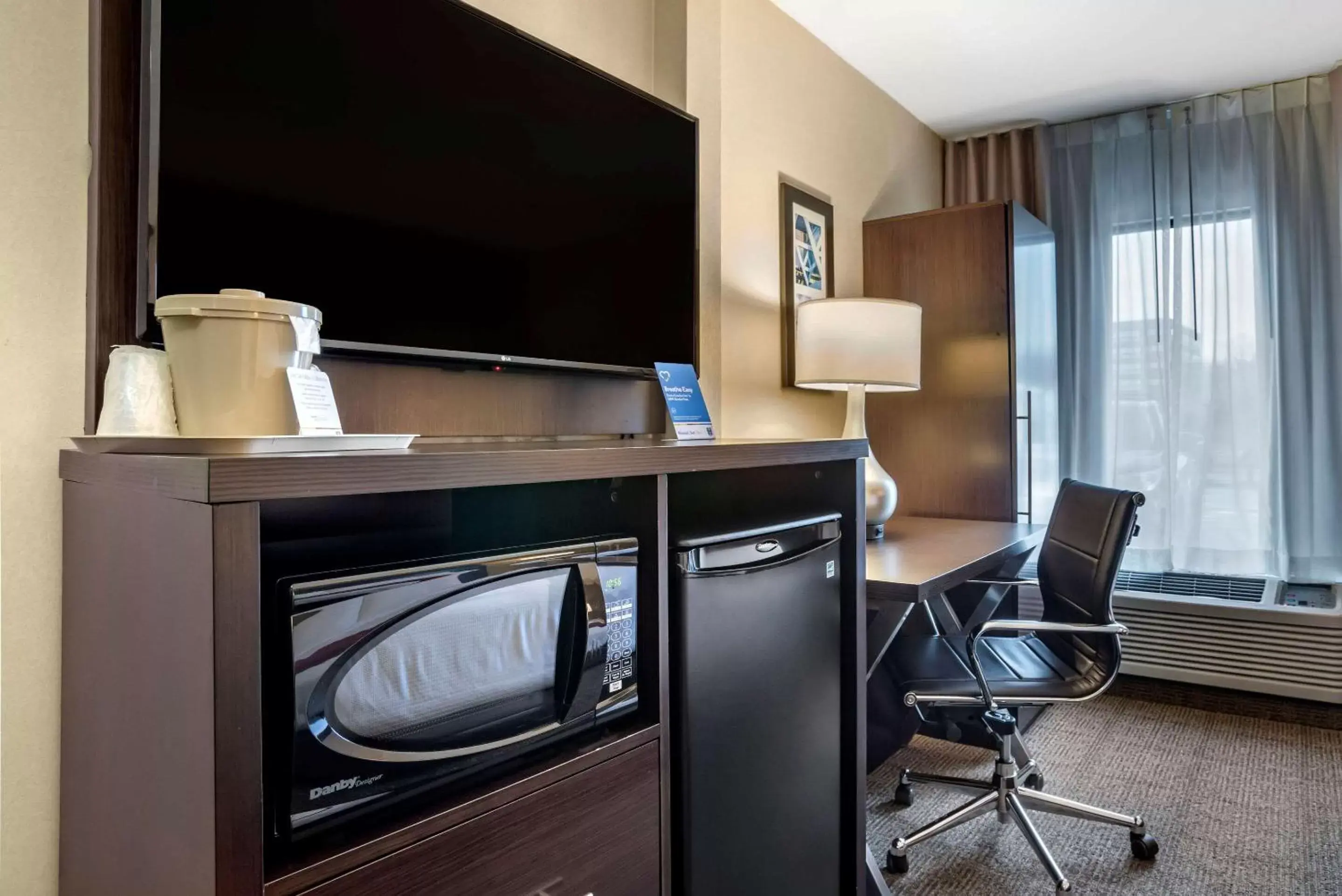 Photo of the whole room, TV/Entertainment Center in Comfort Inn Towson