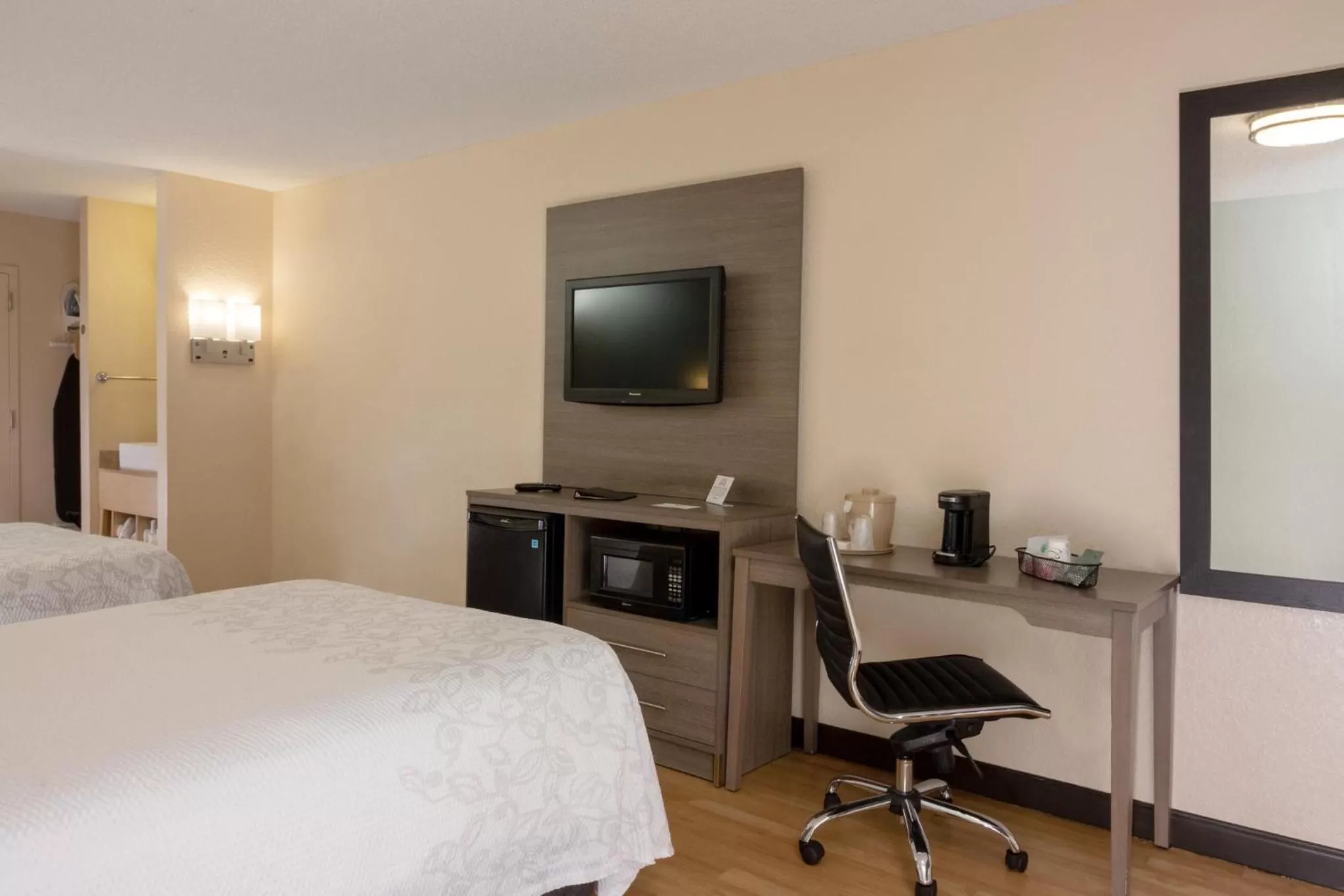 Photo of the whole room, Bed in Red Roof PLUS Miami Airport