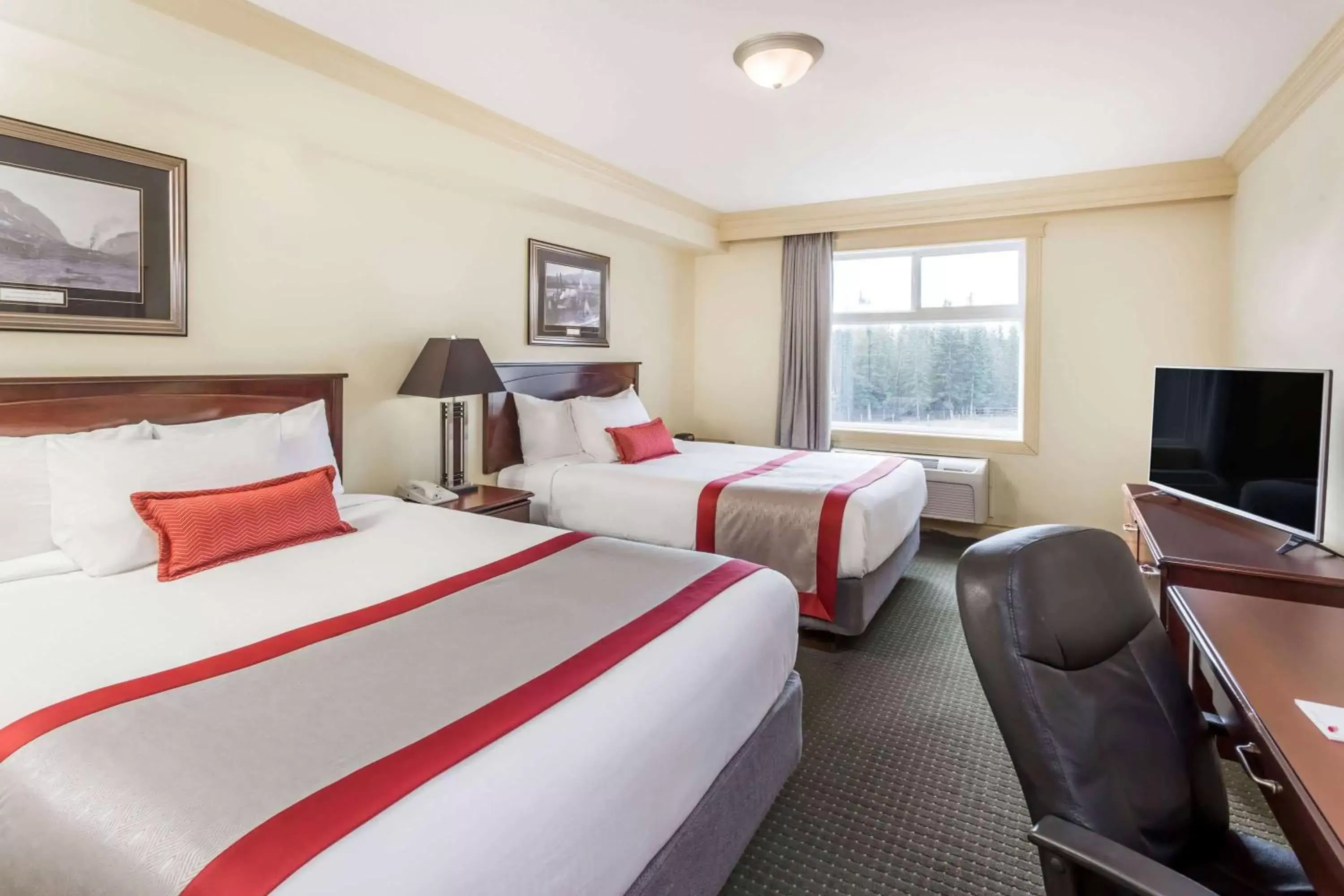 Photo of the whole room, Bed in Ramada by Wyndham Hinton