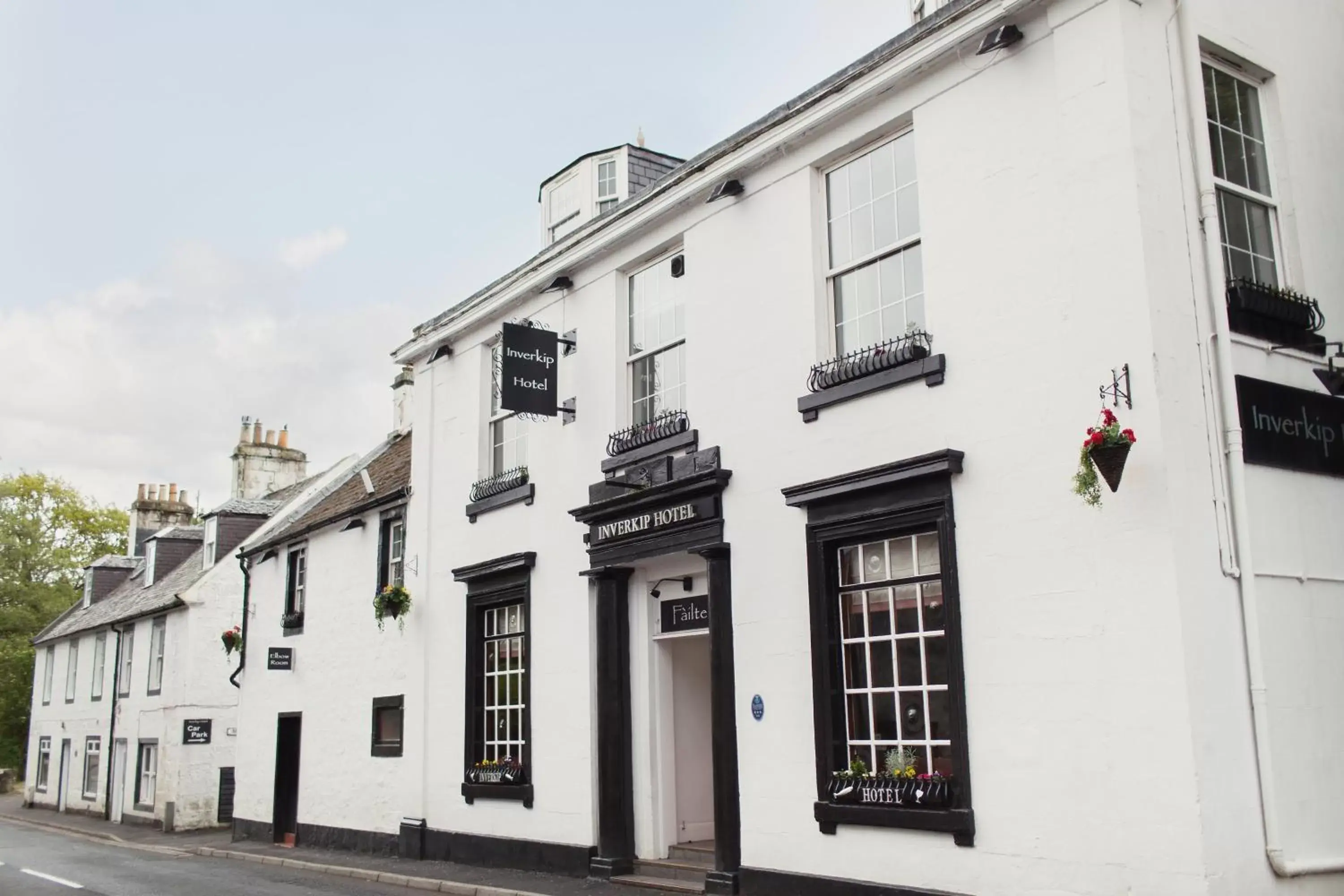 Facade/entrance, Property Building in Inverkip Hotel