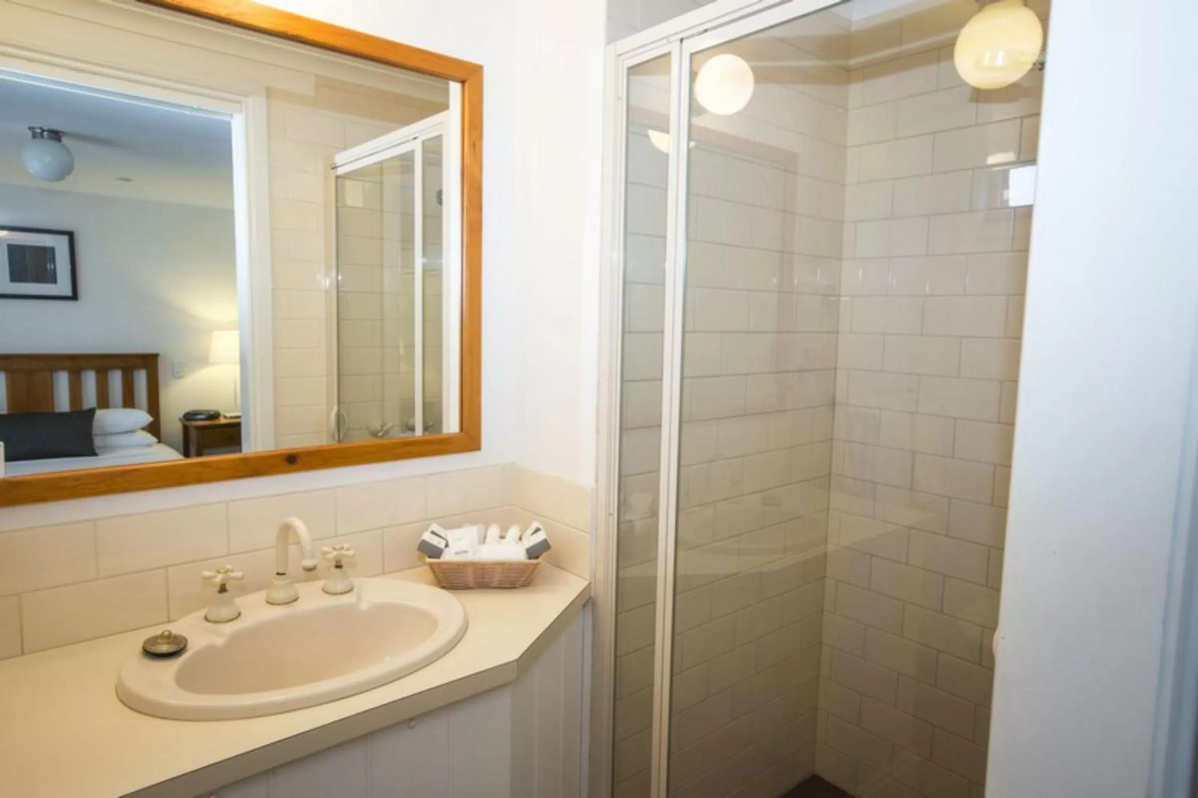 Shower in Seacombe House Motor Inn Port Fairy