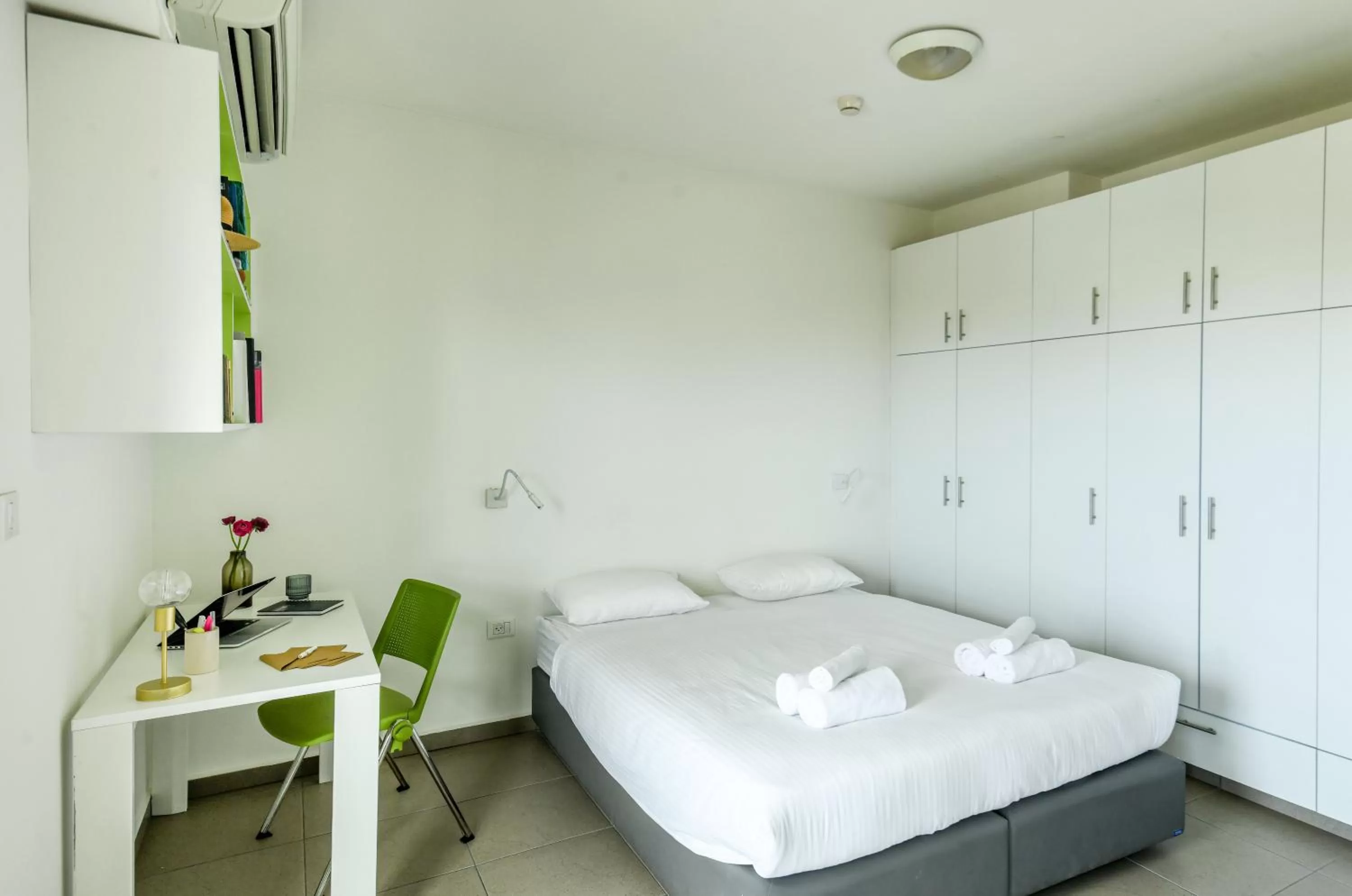 Bed in דירות גני תערוכה - TLV university apartments near Expo by Sea N' Rent