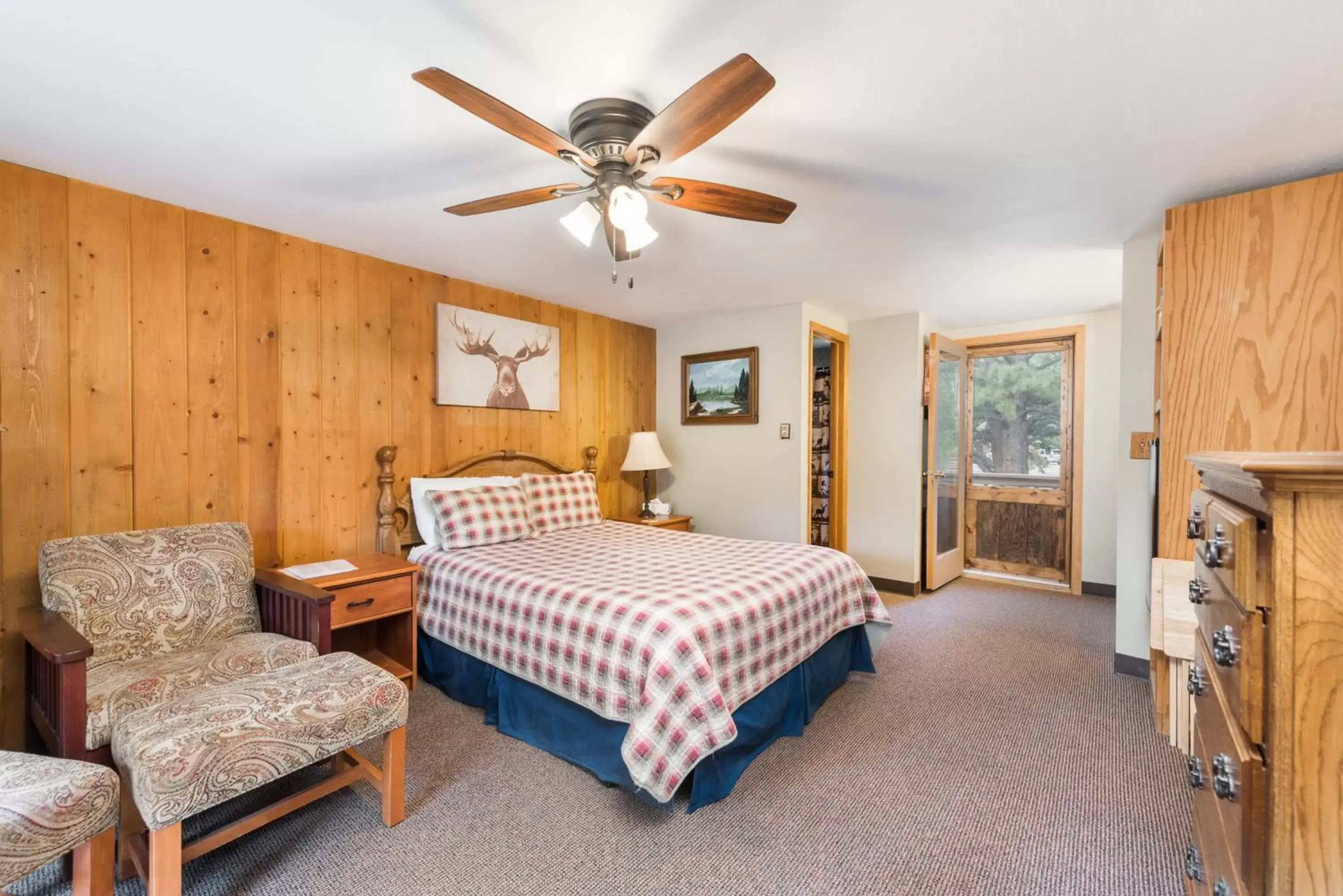 Executive Queen Room in 4 Seasons Inn on Fall River Executive Queen Room in 4 Seasons Inn on Fall River