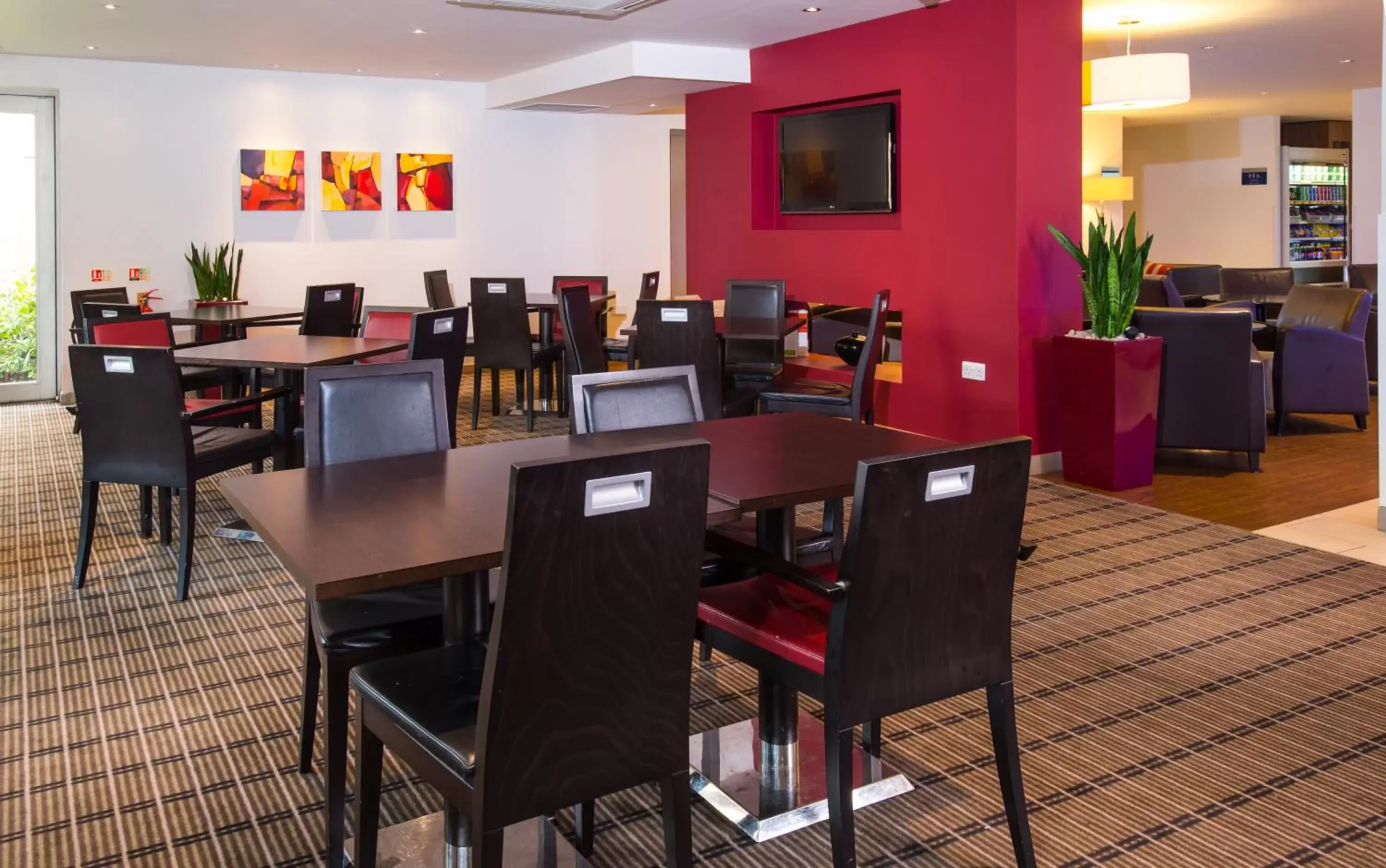 Lounge or bar, Restaurant/Places to Eat in Holiday Inn Express East Midlands Airport, an IHG Hotel