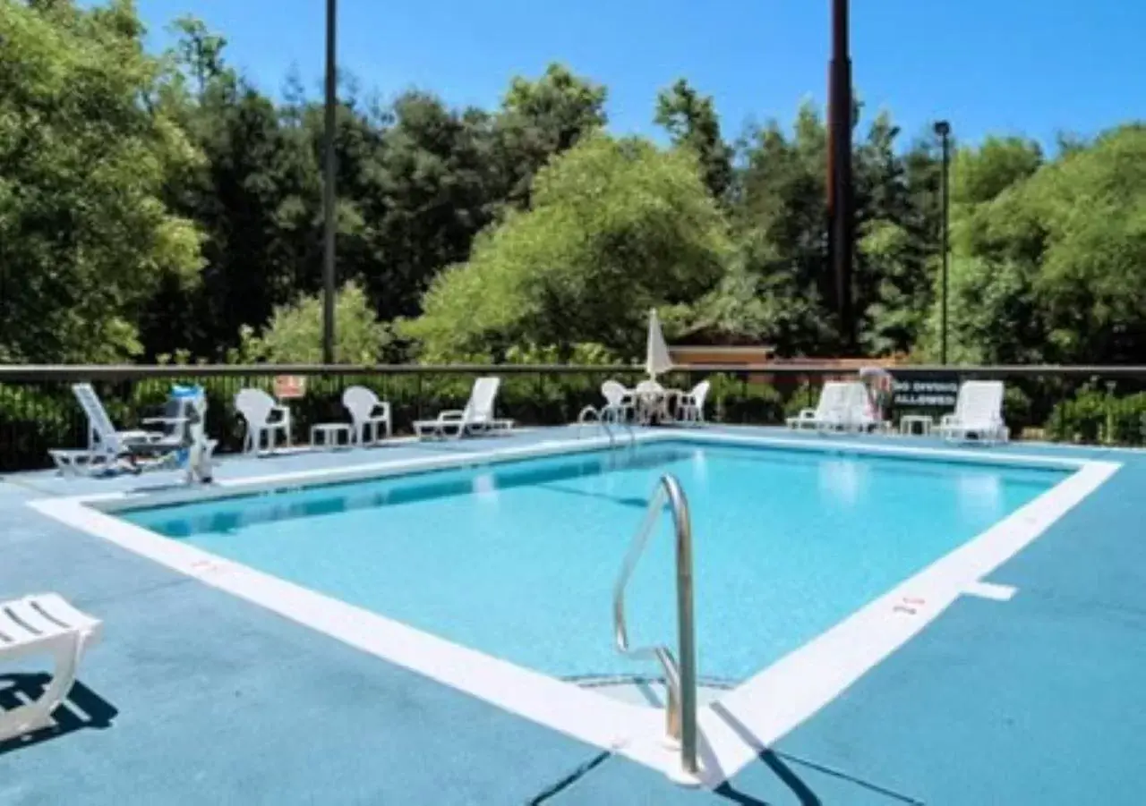 Swimming Pool in Comfort Inn Fayetteville I-95