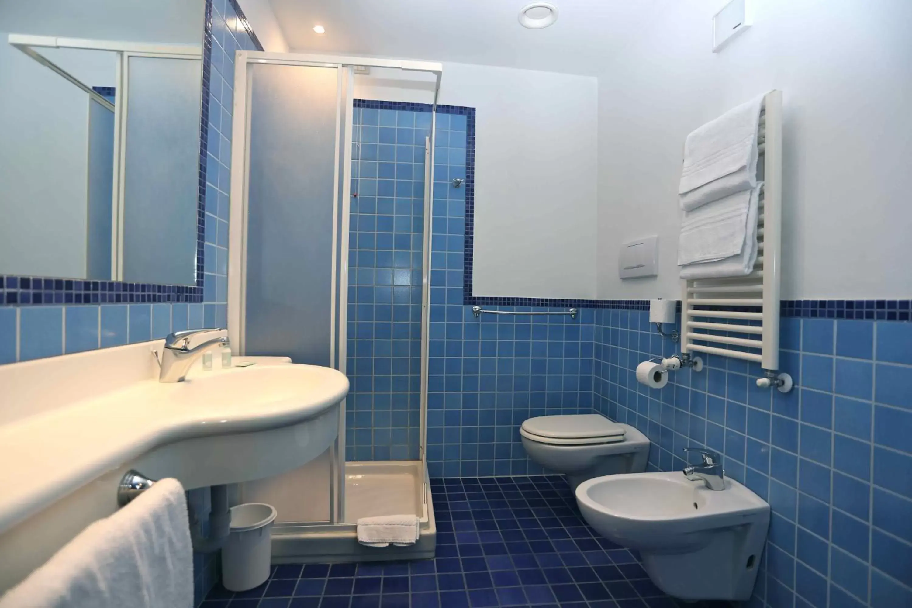 Bathroom in Hotel Express Aosta East