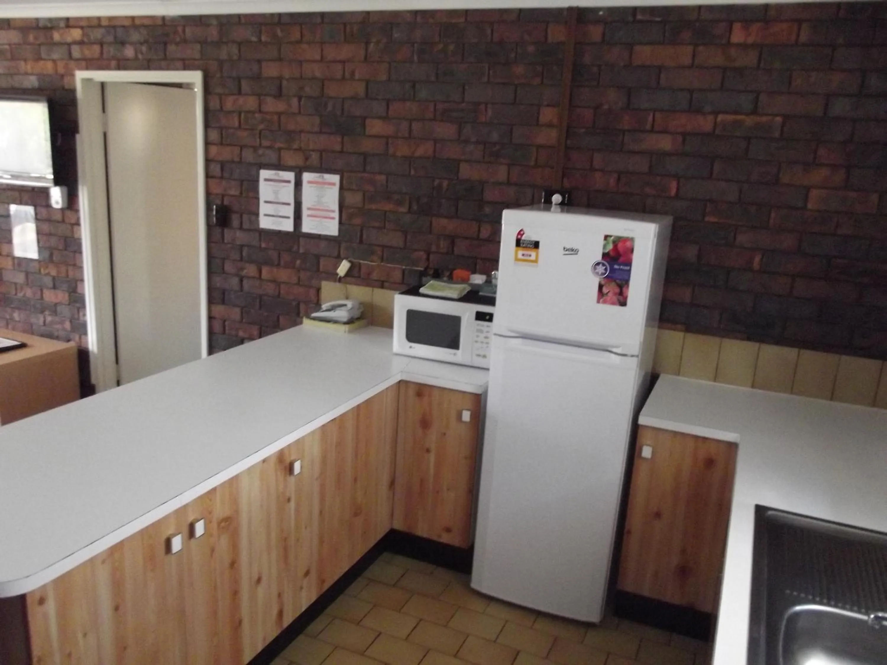 Kitchen or kitchenette in Bridge Street Motor Inn