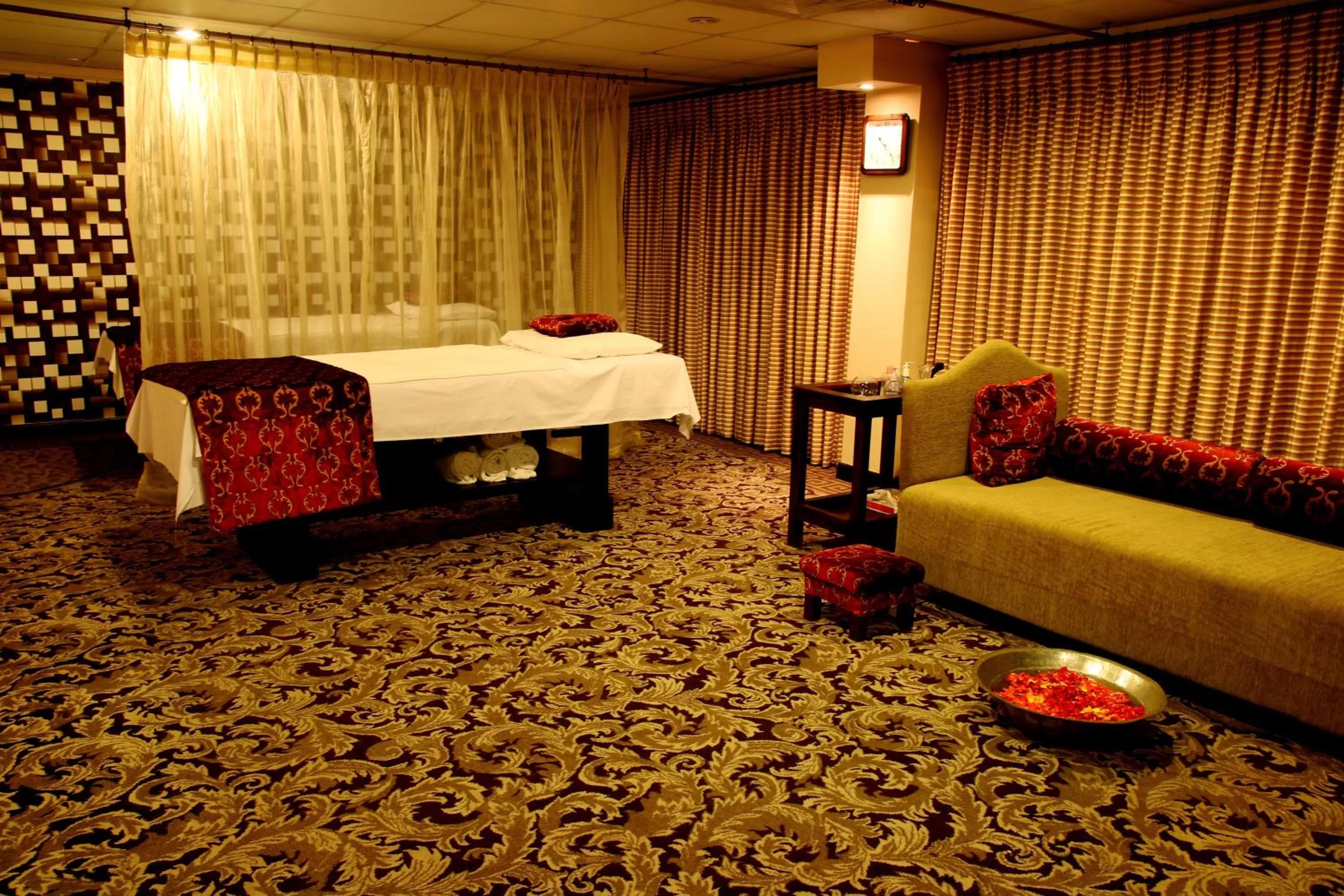 Bed in Ramada Plaza by Wyndham Karachi Airport Hotel