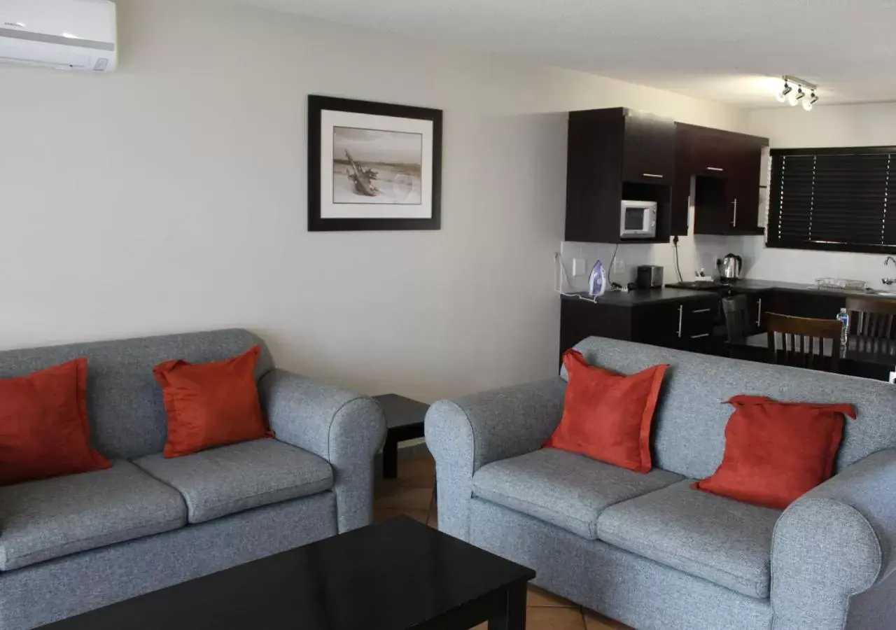 Kitchen or kitchenette, Seating Area in Blue Lagoon Hotel and Conference Centre