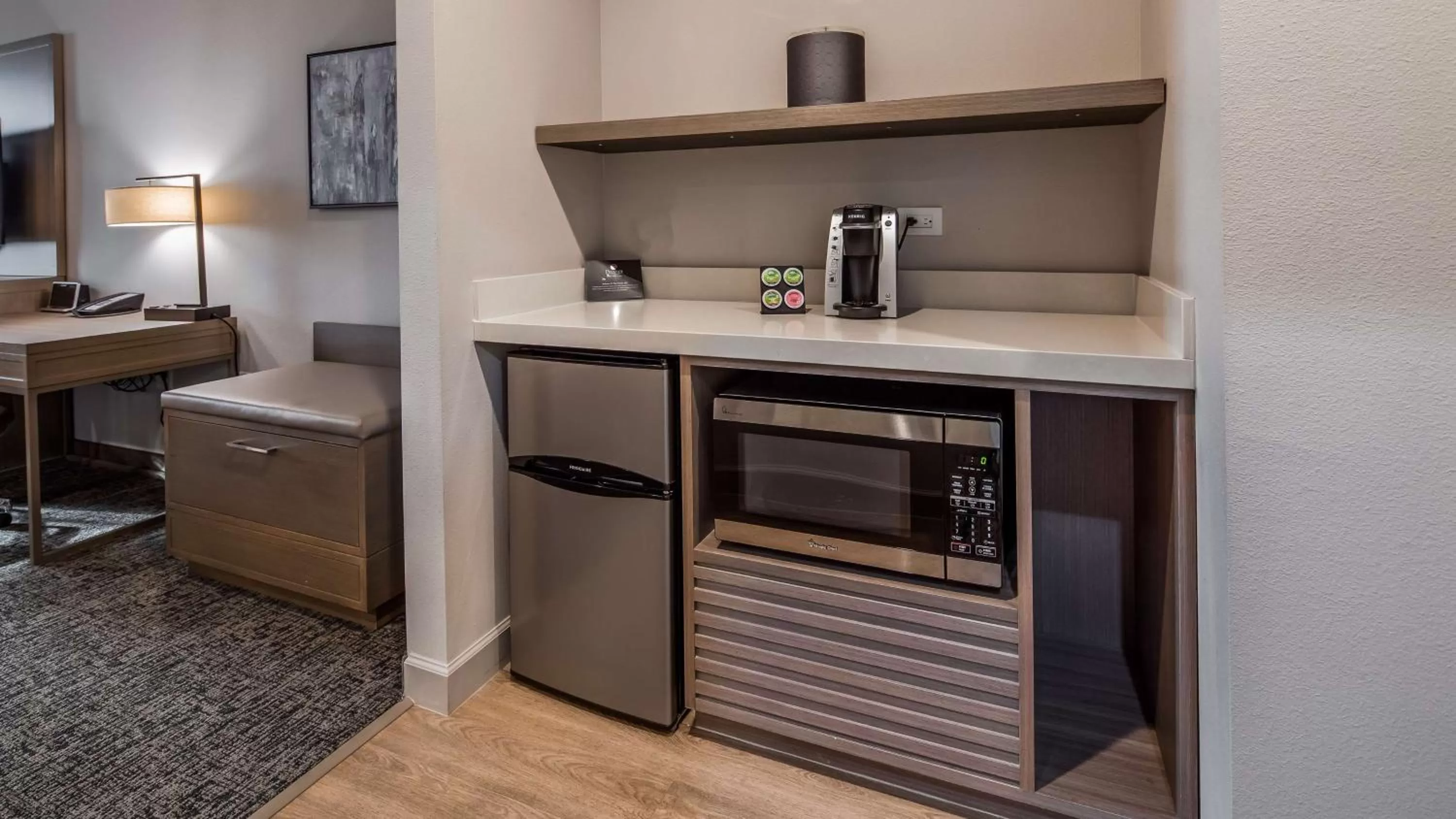 Living room, Kitchen/Kitchenette in Best Western Premier Energy Corridor