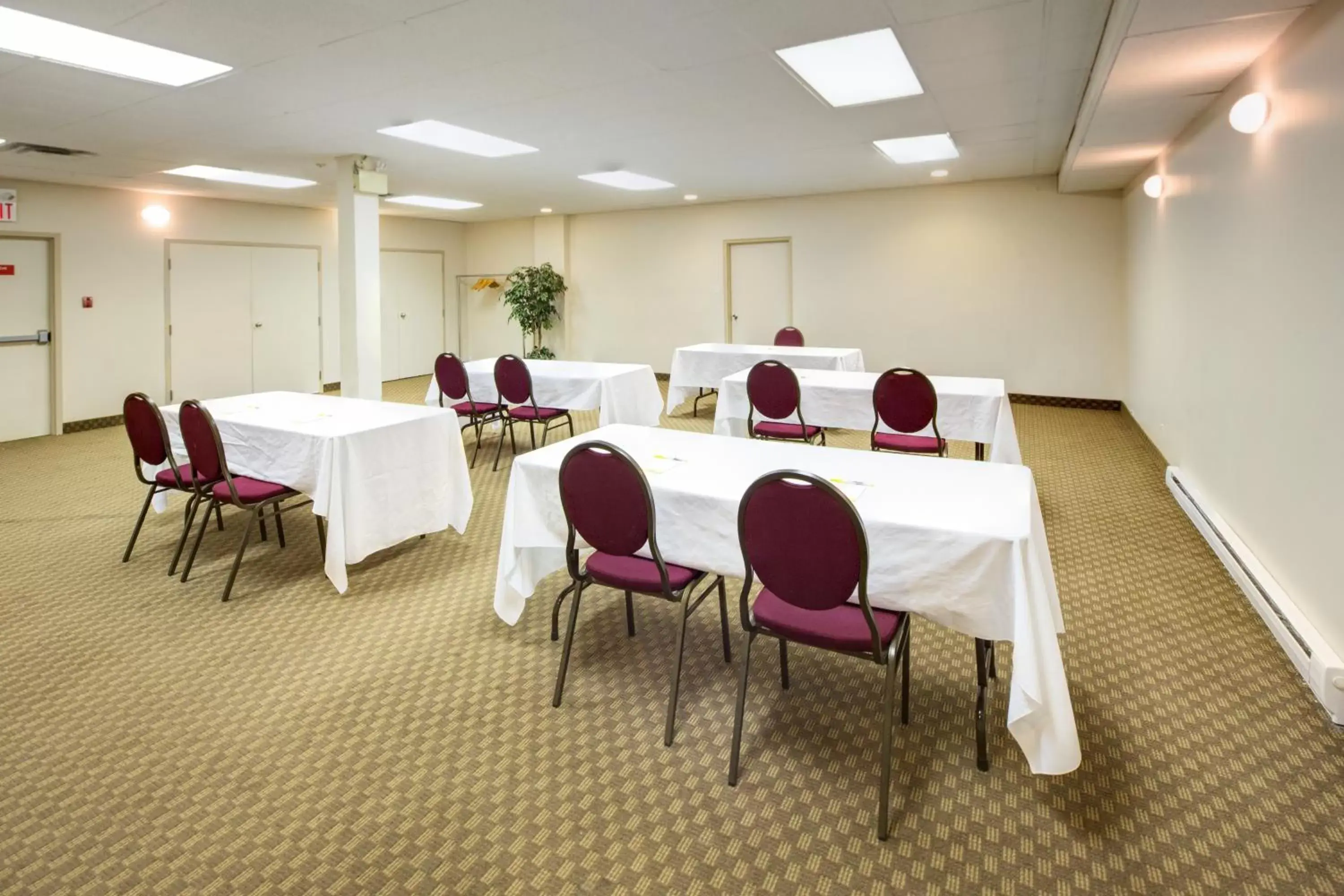 Business facilities, Business Area/Conference Room in Days Inn by Wyndham London