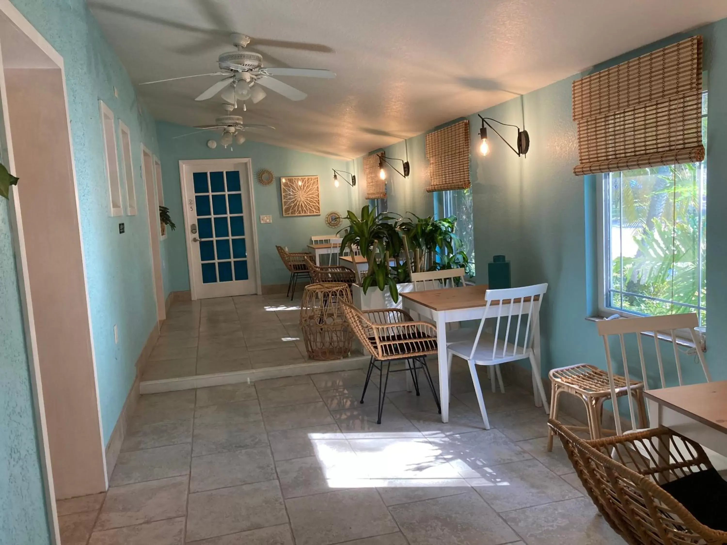 Dining Area in 3Gulls Inn Ozona-Boutique Hotel-Steps from Restaurants & Brewery-Pet Friendly