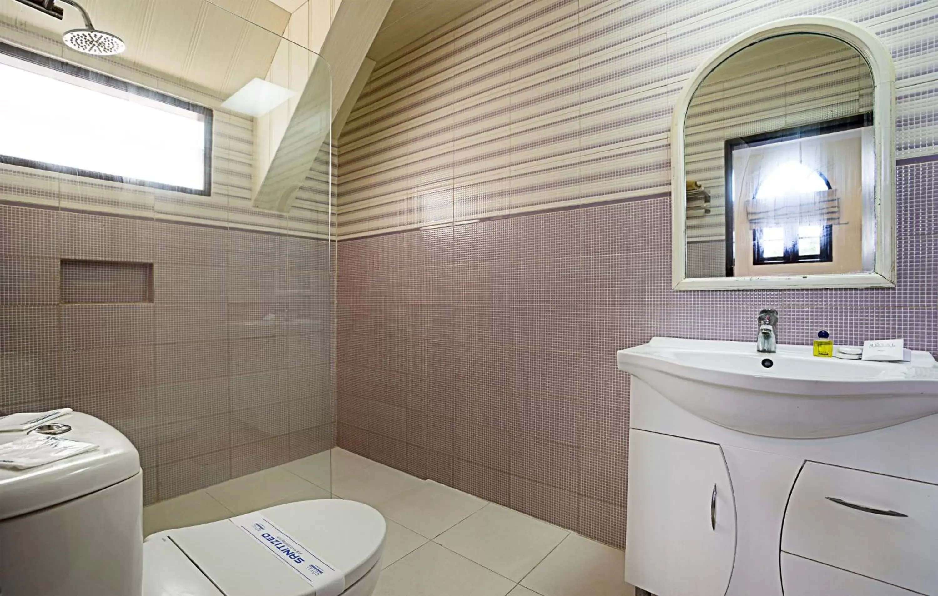Bathroom in Royal Orchids Garden Hotel & Condominium