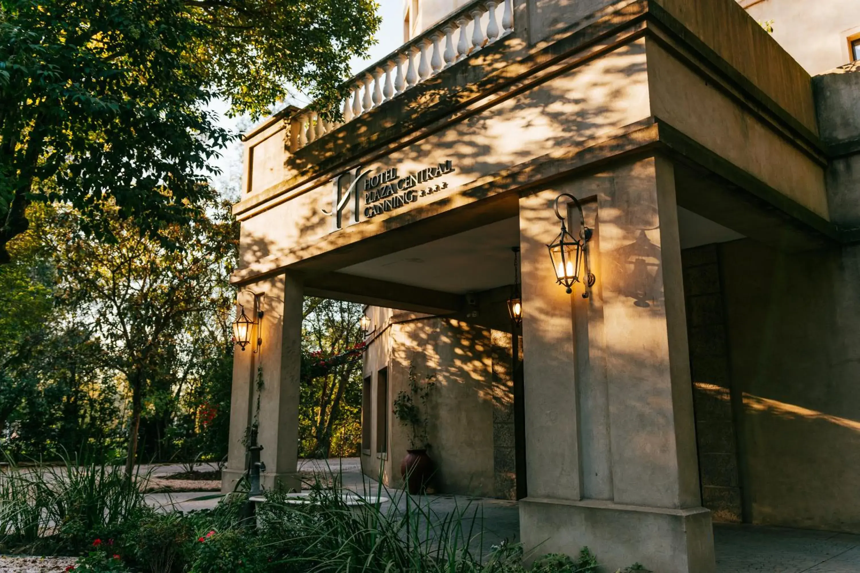 Facade/entrance, Property Building in Hotel Plaza Central Canning