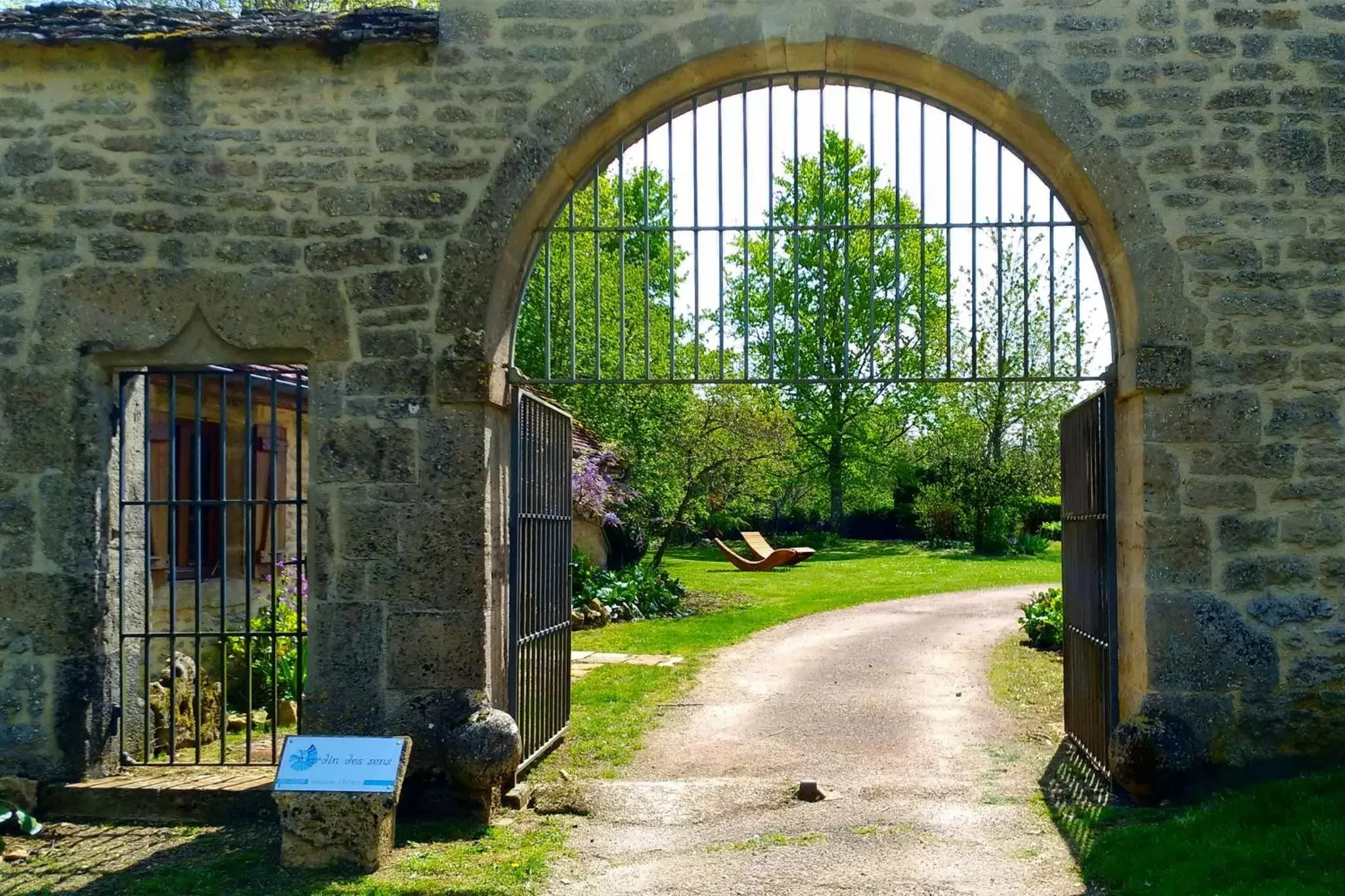 Facade/entrance in Jardin des Sens, la Rente d'Eguilly