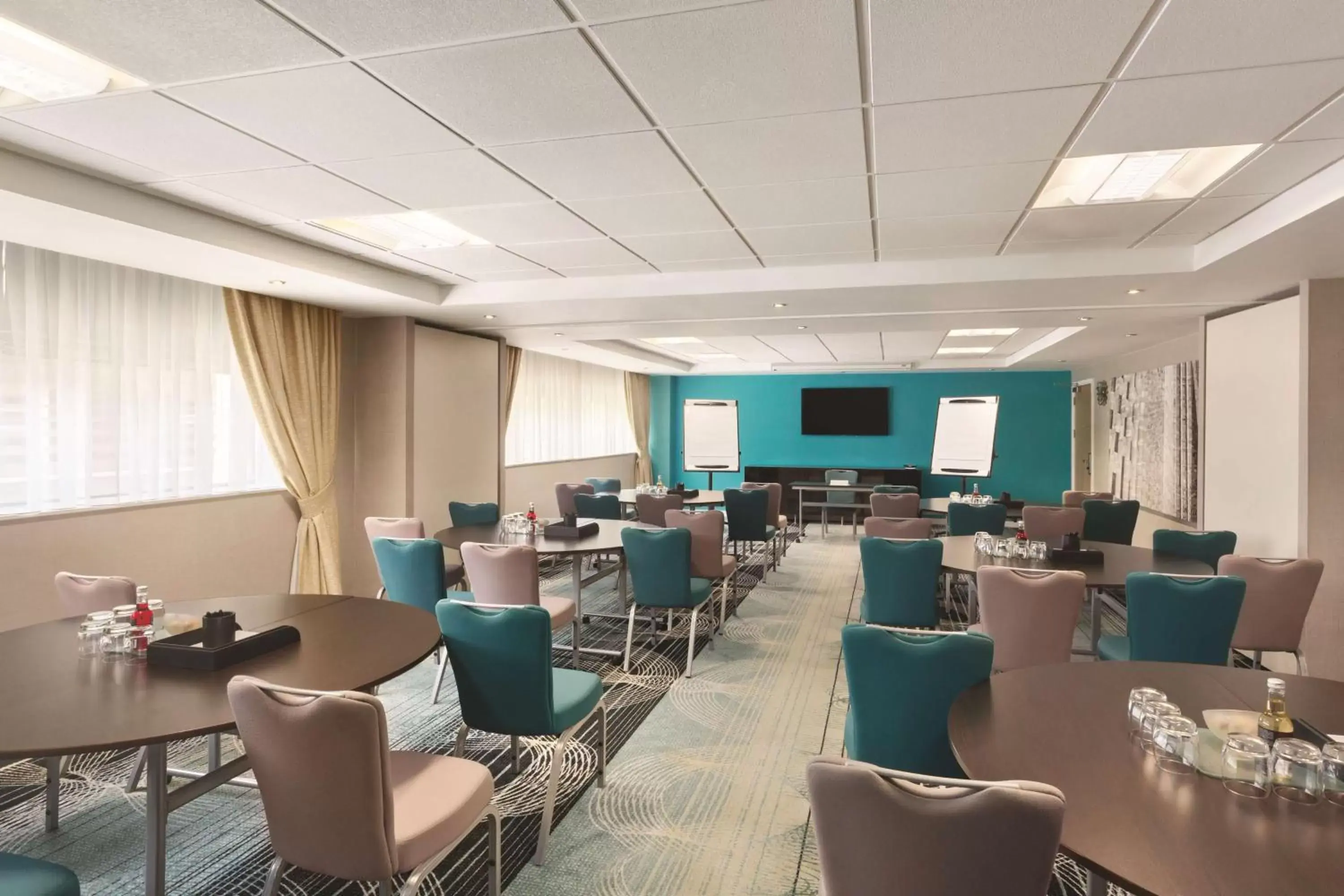Meeting/conference room, Restaurant/Places to Eat in Ramada Hotel & Suites by Wyndham Coventry