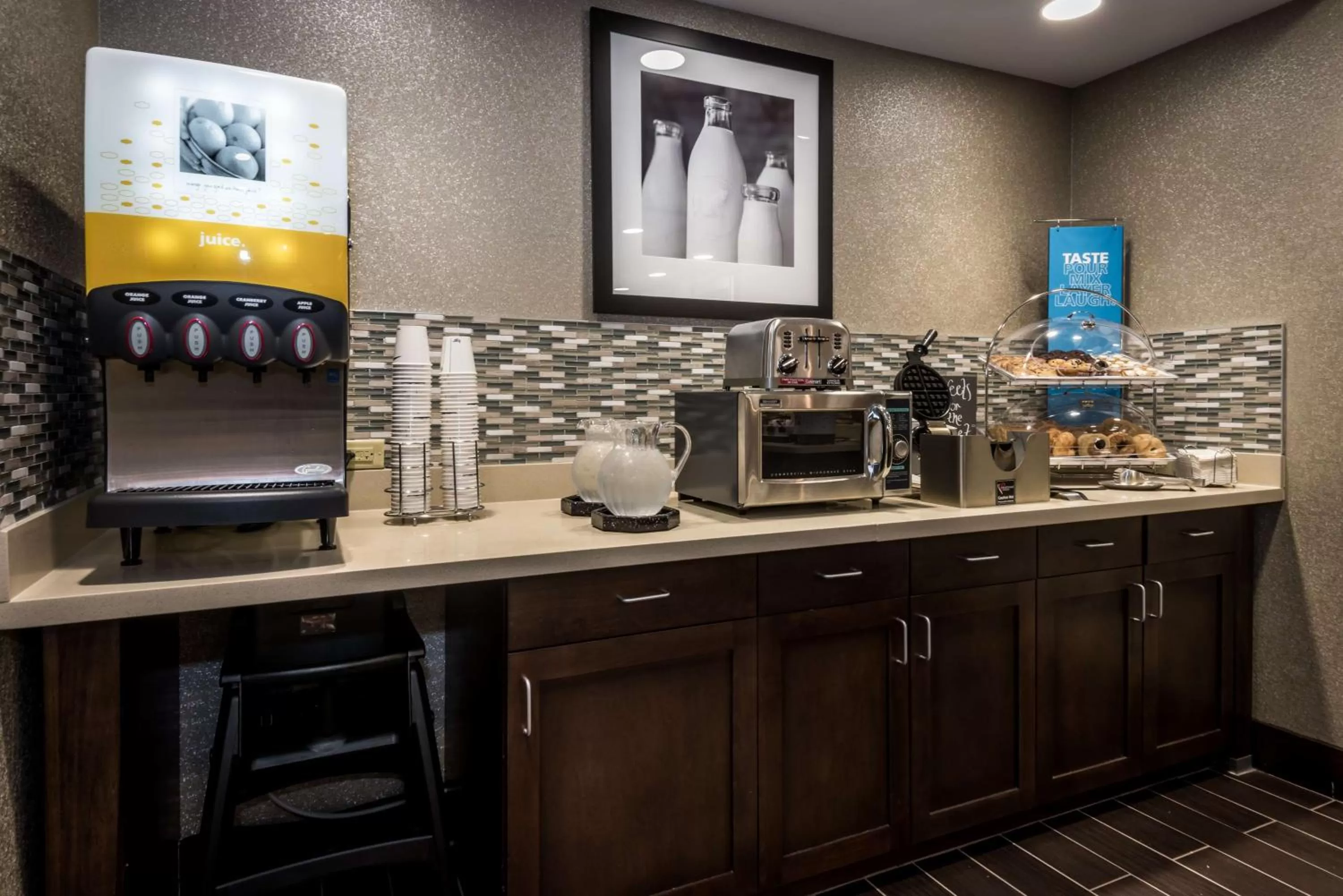 Dining area in Hampton Inn & Suites By Hilton Hammond, In