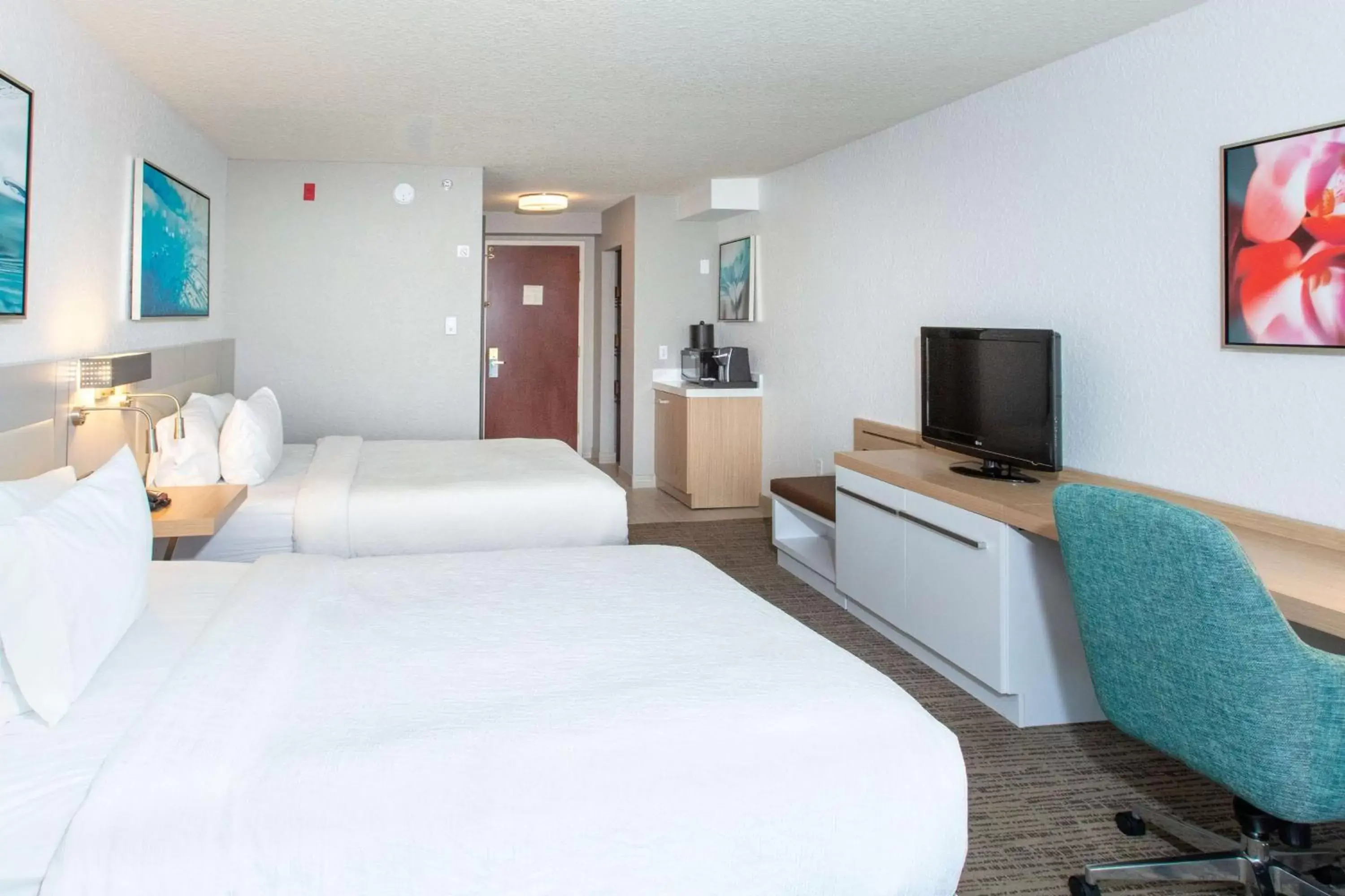 Bed, TV/Entertainment Center in Hilton Garden Inn Jacksonville Airport