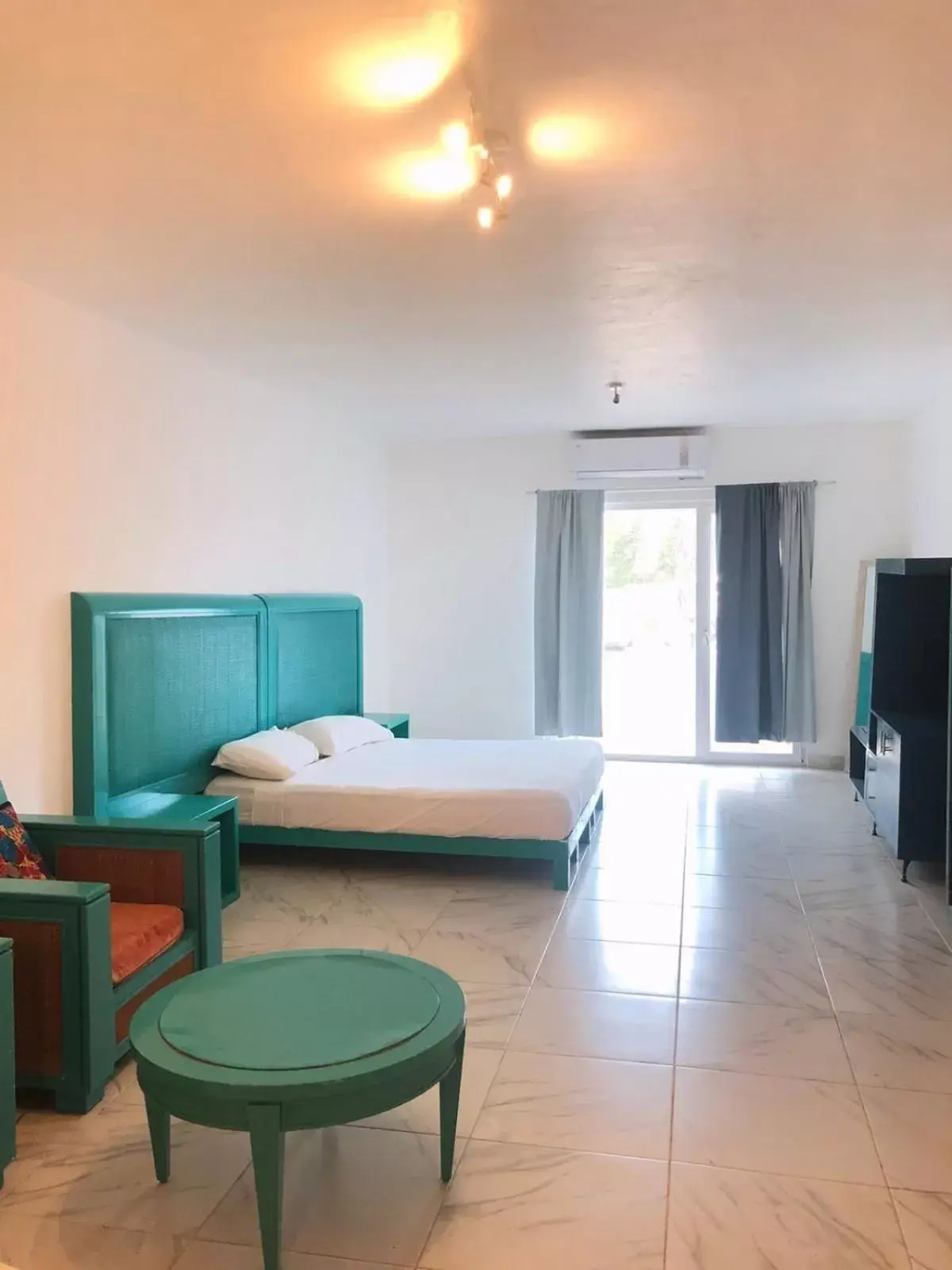 Bed, TV/Entertainment Center in Ocean Drive Hotel