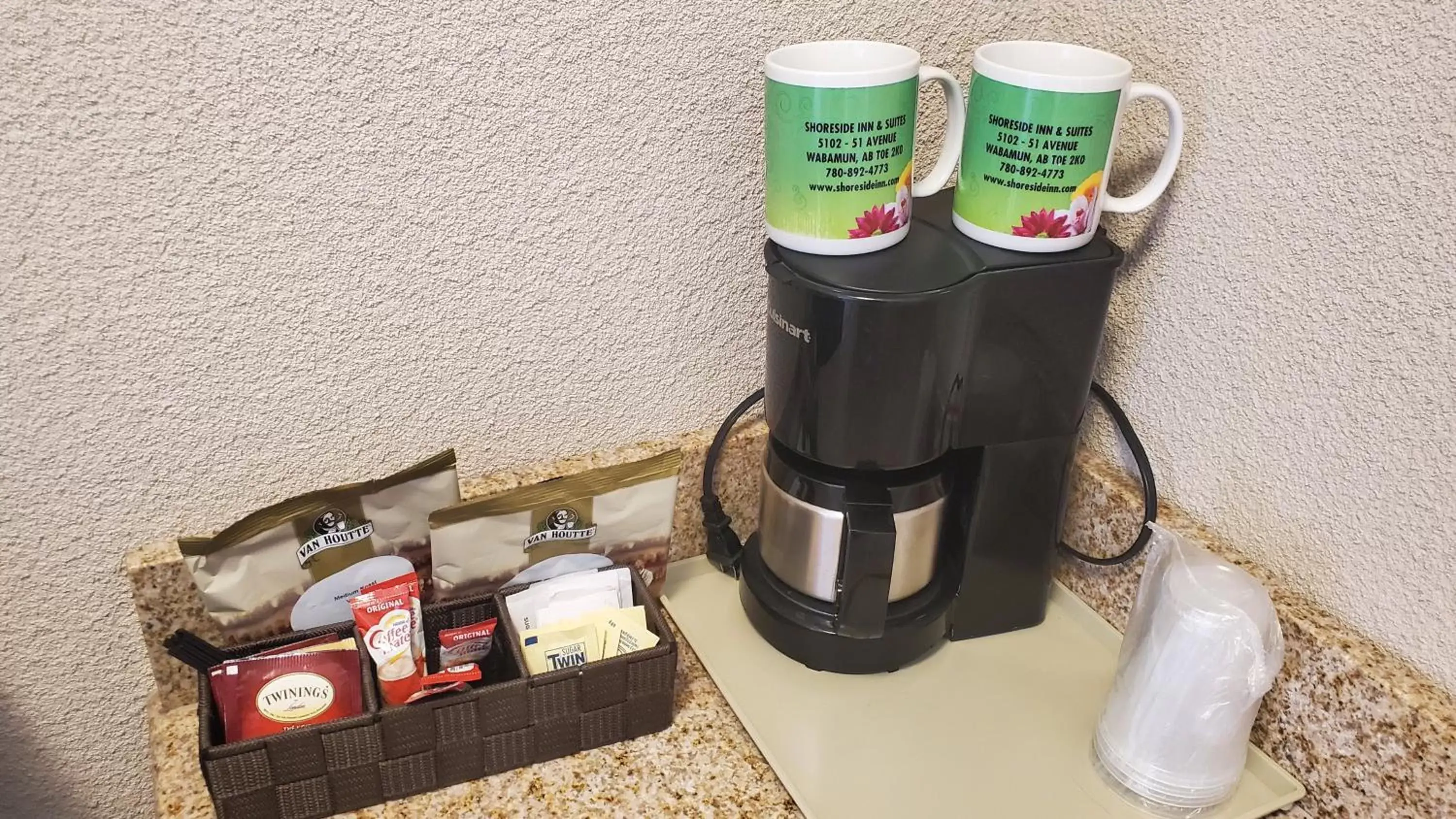 Coffee/tea facilities in Shoreside Inn & Suites