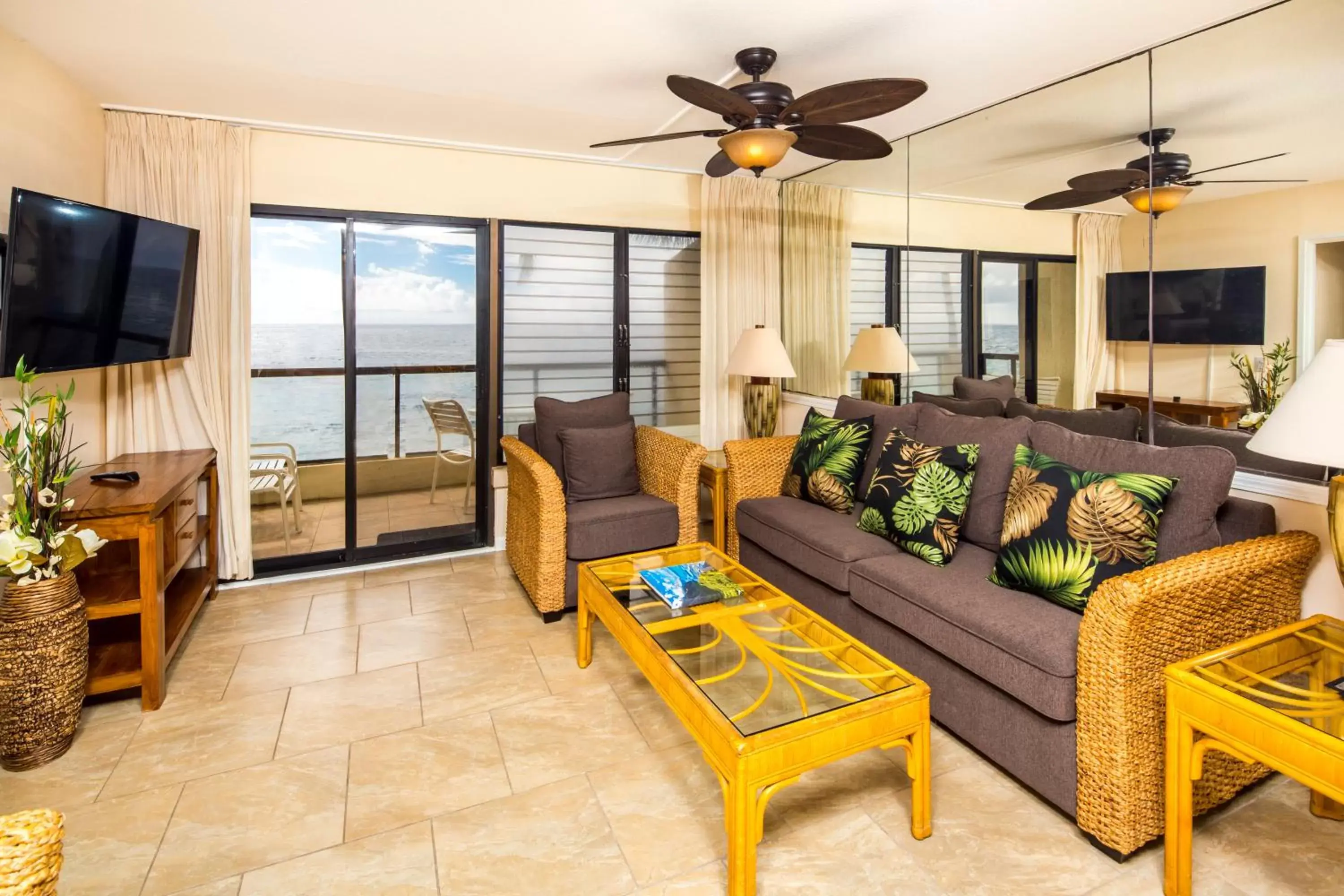 Living room, Seating Area in Castle Poipu Shores