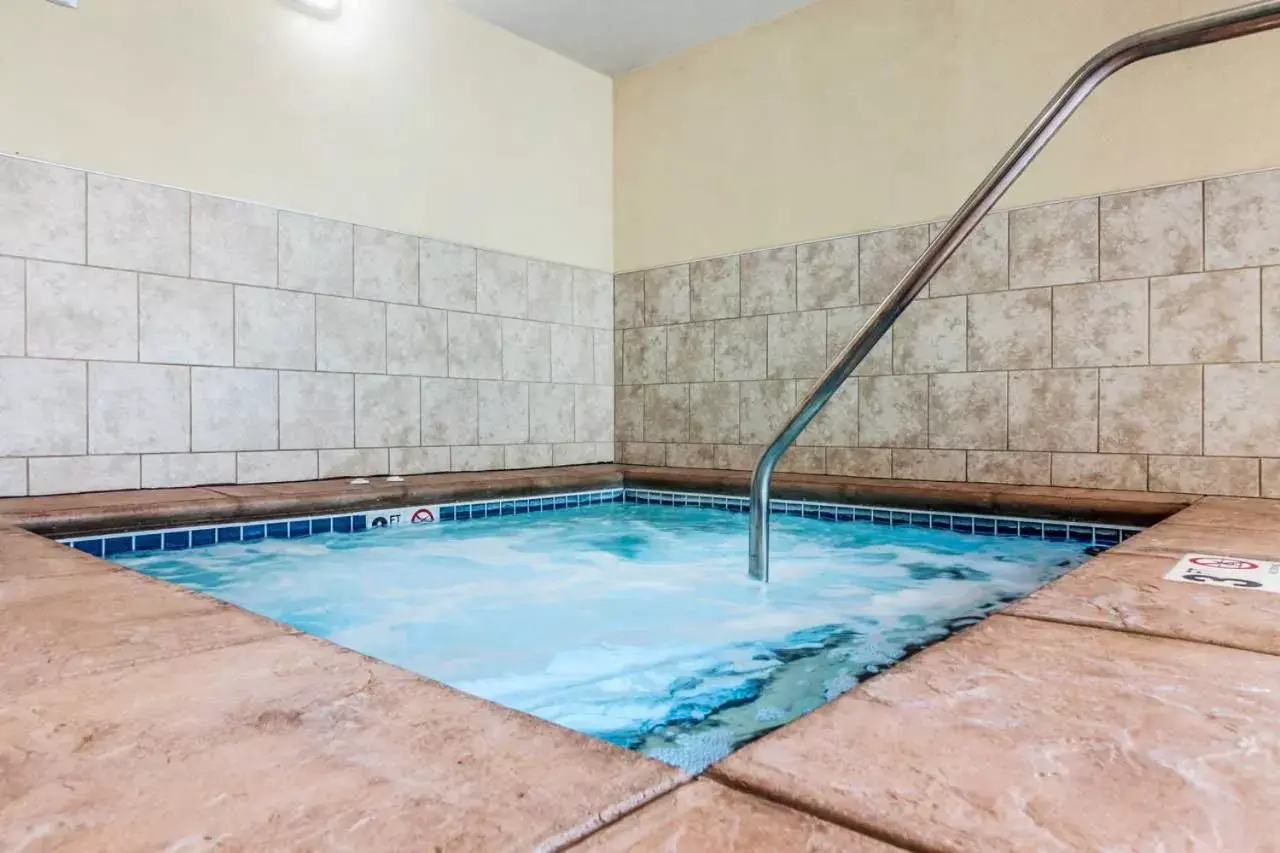Hot Tub, Swimming Pool in Comfort Suites Brookings