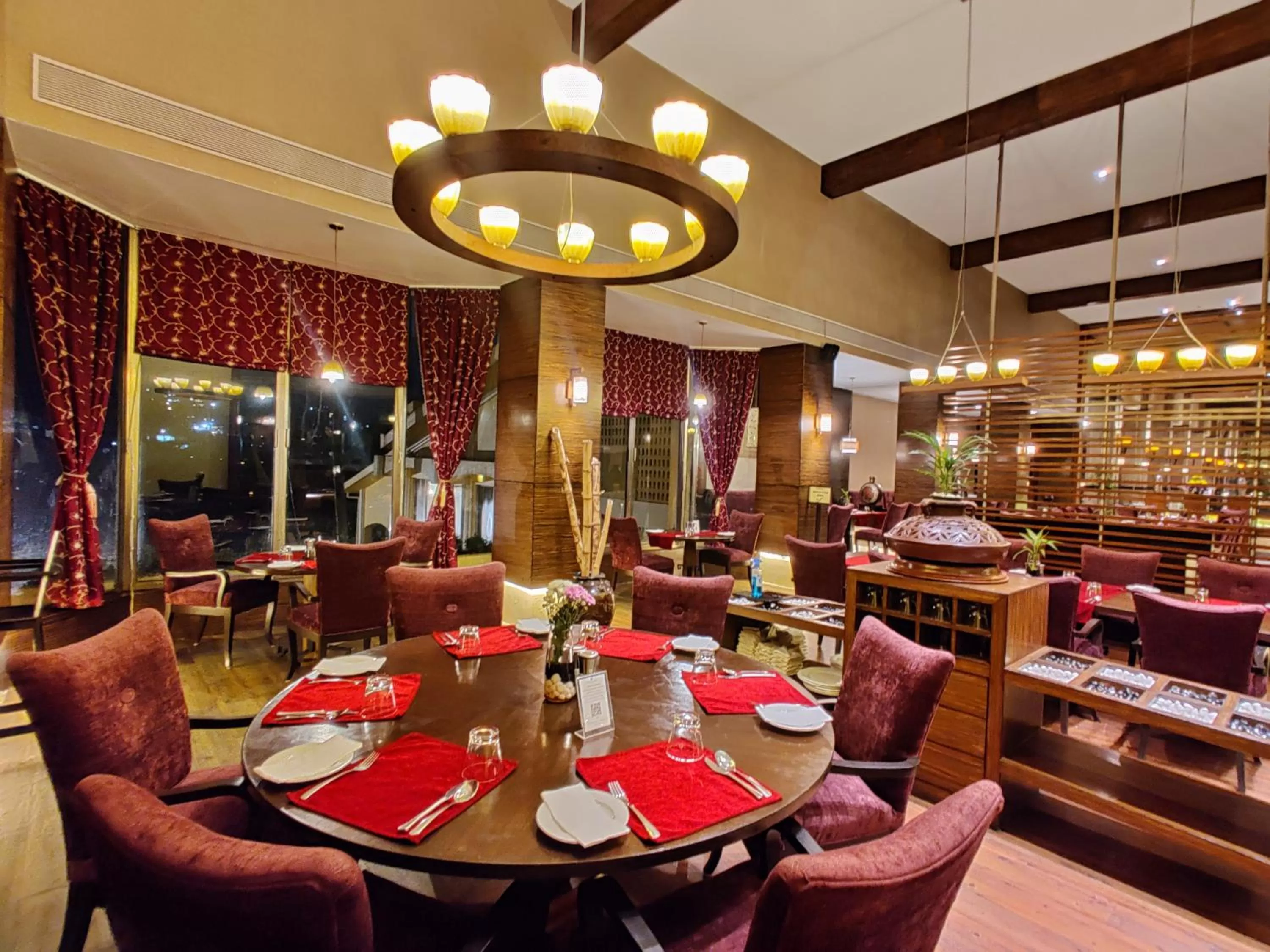 Restaurant/places to eat in Fariyas Resort Lonavala