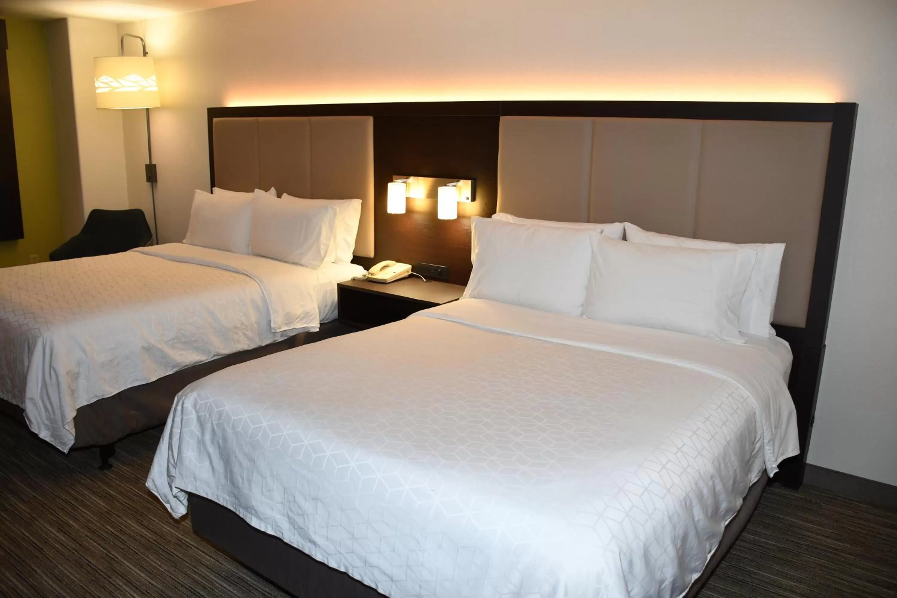 Photo of the whole room, Bed in Holiday Inn Express Hotel & Suites Evanston by IHG
