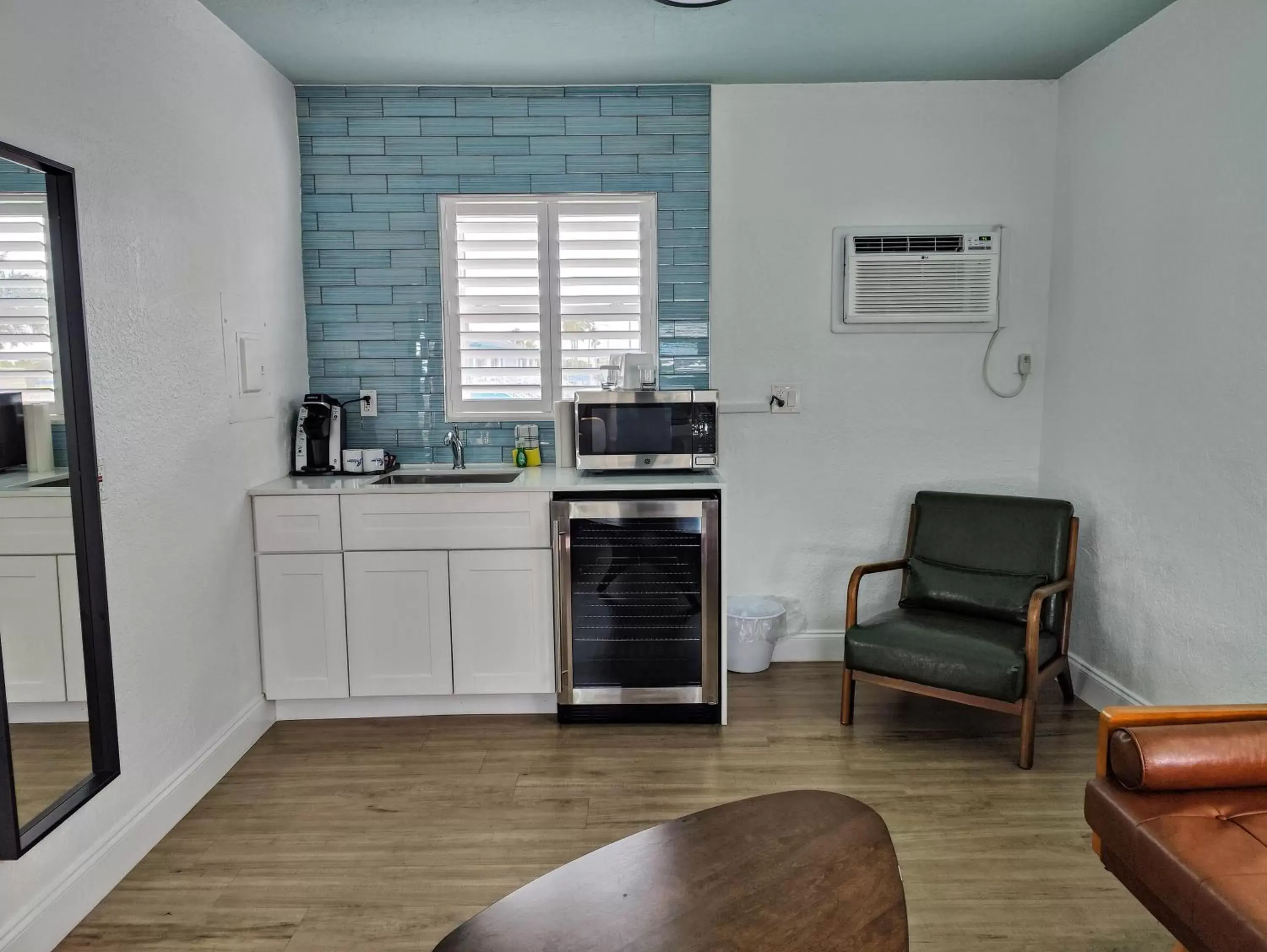 Coffee/tea facilities, Kitchen/Kitchenette in Tahitian Beach Resort