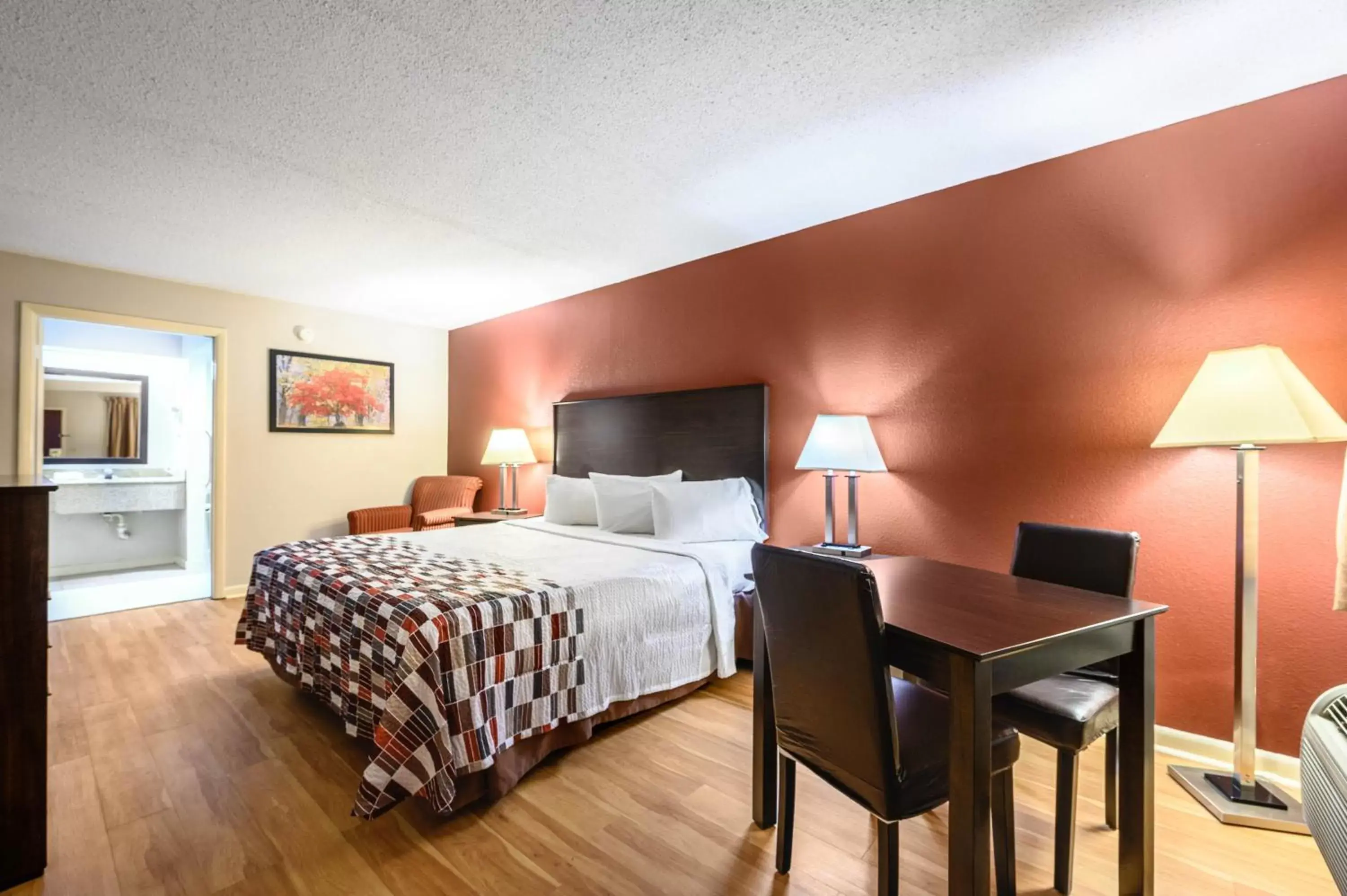 Photo of the whole room, Bed in Red Roof Inn Sylacauga