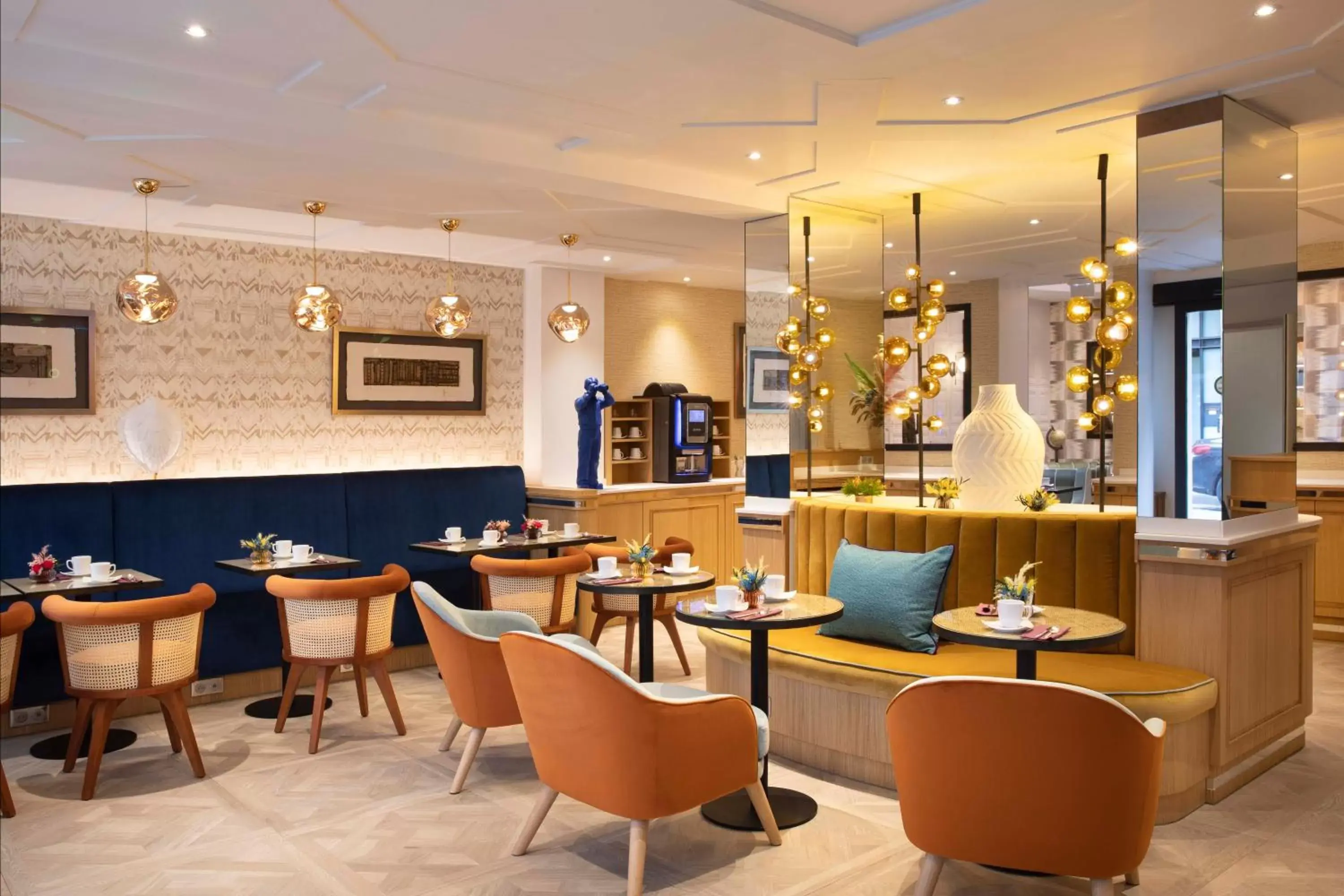 Lounge or bar in Hotel Phileas Lazare & Spa - Opera Lounge or bar in Hotel Phileas Lazare & Spa - Opera