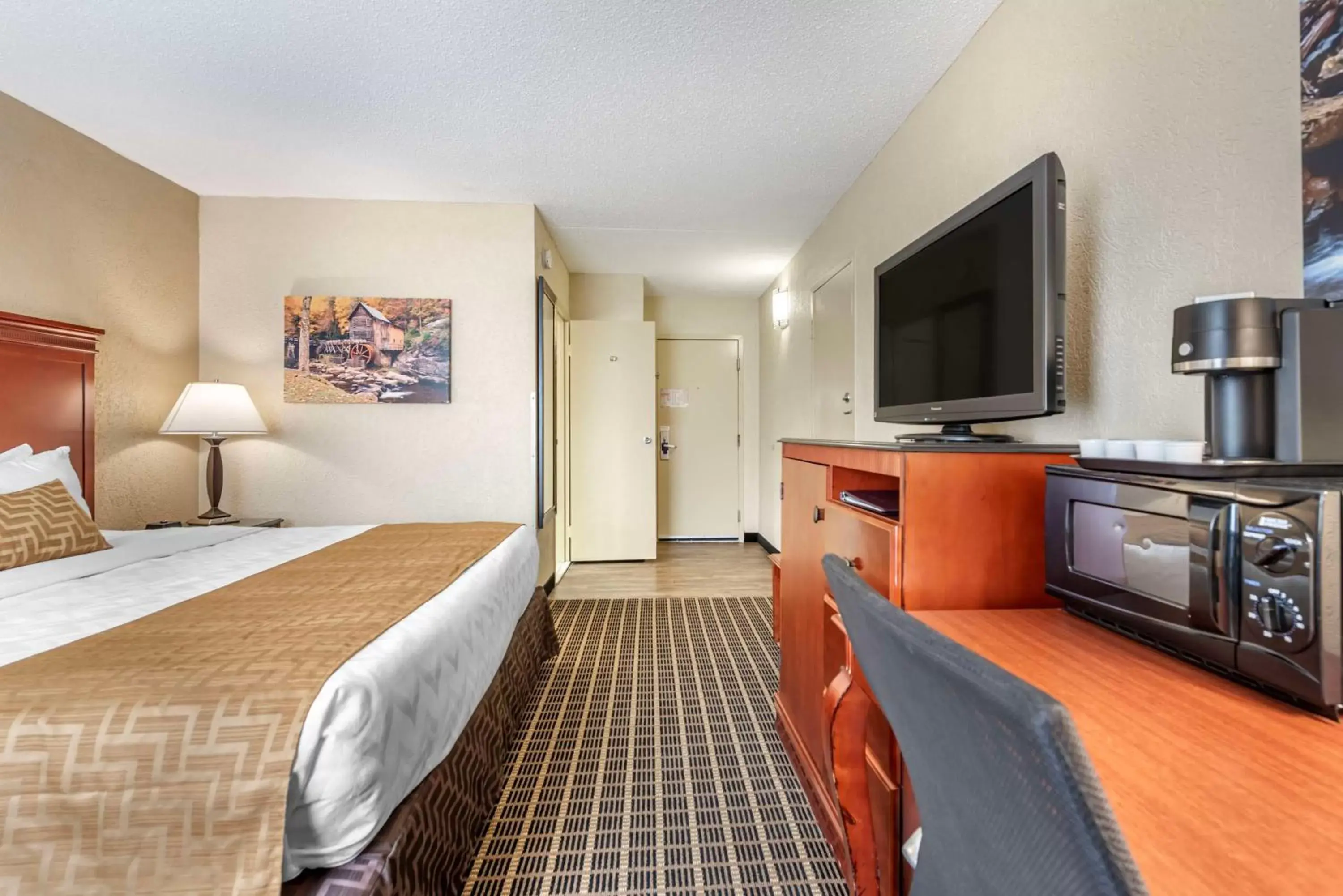 Bedroom, TV/Entertainment Center in Best Western Plus Bridgeport Inn