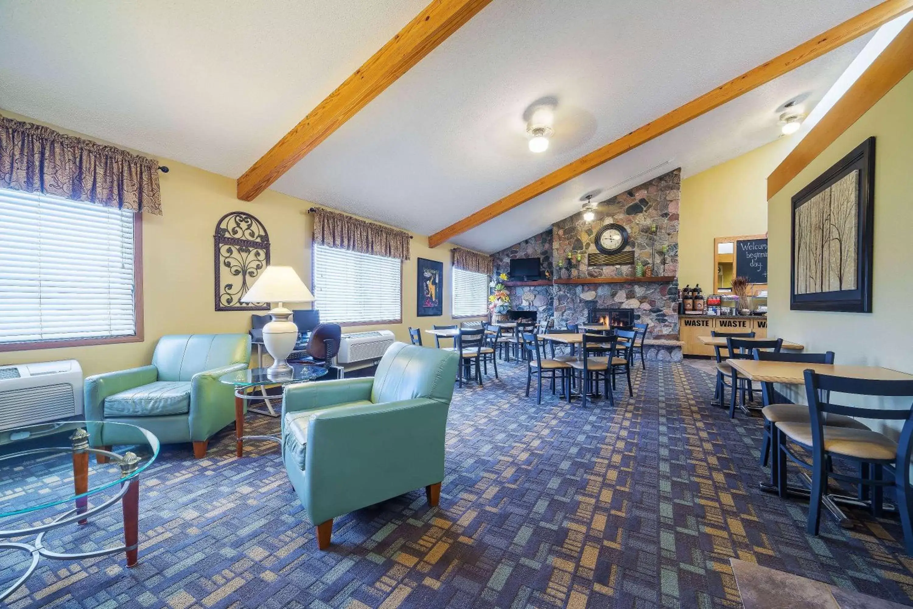 Lobby or reception in AmericInn by Wyndham Sioux Falls